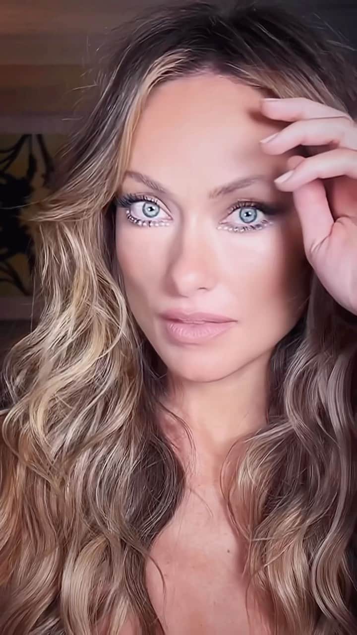 JO BAKERのインスタグラム：「O L I V I A • W I L D E 🇺🇸 After party feels…. #oliviawilde with just a few spare mins gave me enough time to pearlize Olivia’s lower lash line for a fun disco glam punk vibe ⚡️  See next reel to find out what I used….. 😎  #pearls #punk #disco #metgala23 #afterparty #dazzle」
