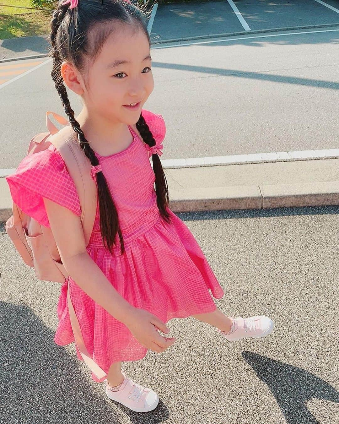 Qoo Bee Littleさんのインスタグラム写真 - (Qoo Bee LittleInstagram)「💗Colorful Day💗  いつもは制服、ランドセルで登校していますが、昨日は自分の好きな色好きな服で登校し自分をアピールするという日でした。 カラフルデーパーティは楽しかったかな🪅😙 個性を大事にしてくれる学校。 私もこんな学校に通いたかったな 羨ましいちゃん💗」5月3日 8時07分 - qoo_bee_little