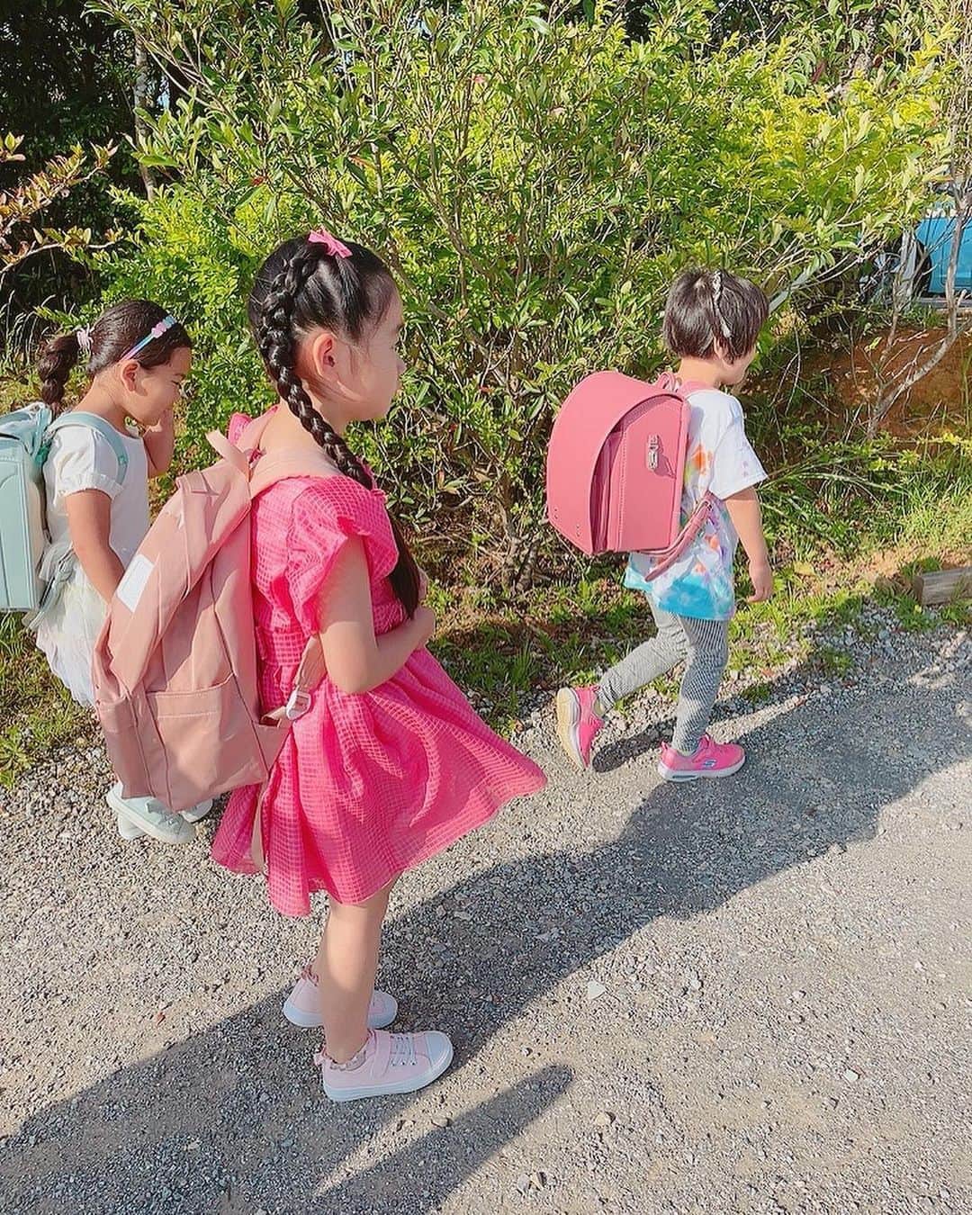 Qoo Bee Littleのインスタグラム：「💗Colorful Day💗  いつもは制服、ランドセルで登校していますが、昨日は自分の好きな色好きな服で登校し自分をアピールするという日でした。 カラフルデーパーティは楽しかったかな🪅😙 個性を大事にしてくれる学校。 私もこんな学校に通いたかったな 羨ましいちゃん💗」