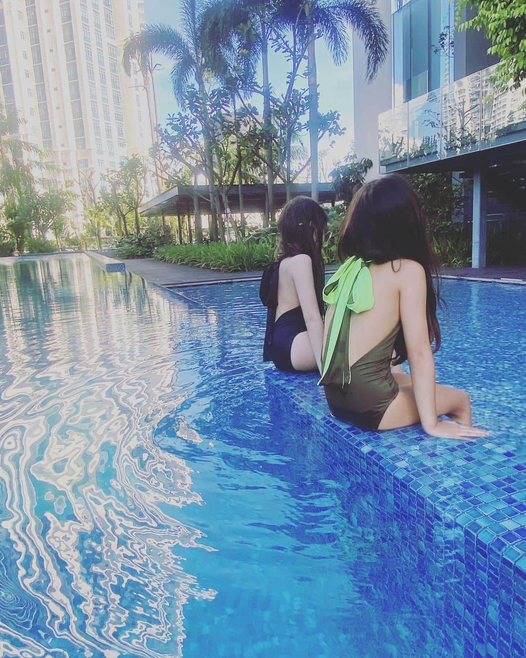 渡辺由香さんのインスタグラム写真 - (渡辺由香Instagram)「@toiro__toiro  kids🍊🥝🍋　  ワンショルもかわいい👙  130cmな2人 140着てるけど胴回り華奢なら 120でもよかったかもな 肩紐でサイズかなり幅広く着れるよ♡ 水に入ると少し水着は小さい方が程よいよ👌  denimでdailyに着てもかわいい♡  everyday pool🌴  #singapore #singaporetrip #gw #kidsswimwear #TOIRO」5月3日 8時21分 - yukawatanabe_hanabo