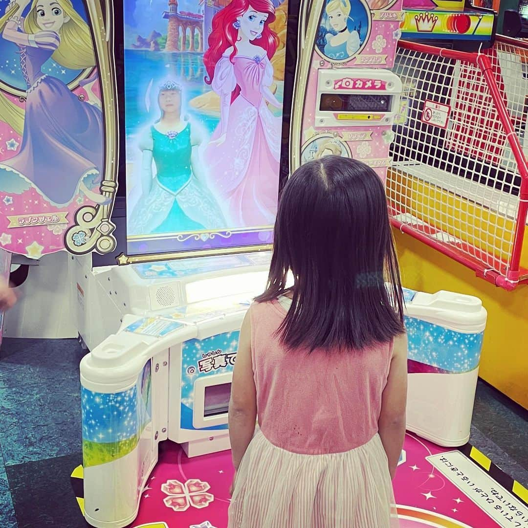 富所哲平さんのインスタグラム写真 - (富所哲平Instagram)「理想と現実  #さくらモール #ゲームセンター #愛娘 #ジャンパーを脱いだら」5月3日 8時16分 - tomitetsu823