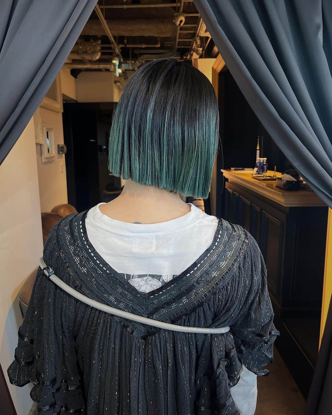 佐々木香奈のインスタグラム：「dark olive🌿  cut ¥6600 cut&color ¥13200〜 cut&w color ¥19800〜 cut&highlight color ¥20900〜 cut&purm ¥13200〜 cut&digitalperm ¥17600〜 cut&straight perm ¥22000〜 cut &straight treatment ¥19800〜  ☝︎レングスやデザインによって 追加料金あり  weekday  10:00-16:00 sat.sunday  10:00-17:30」