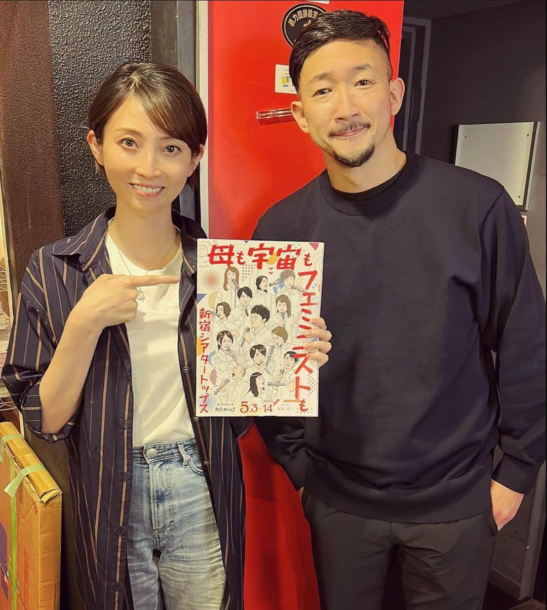 福田ゆみさんのインスタグラム写真 - (福田ゆみInstagram)「お知らせ✨✨✨ うちの優しいボスが 次回の ゴツプロ！×福田ユミプロデュースPresents 「朝、私は寝るよ」のチケットを「母も宇宙もフェミニストも」の公演期間中、物販コーナーに置いてくれるそうな🎵 台本の横に、ちょこんと置かせて貰ってますので是非🎵 前の方のチケットがご用意されてますので、かぶりつきでどうぞ✨✨ さて、本日初日❗️18:00開演 受付・会場は開演の45分前です。 上演時間2時間 満席の為お早めのご来場ご協力お願い致します。  では、劇場でお待ちしてます🎵 当日券は３枚ほど出るそうです✨  #東京マハロ #母も宇宙もフェミニストも  ＃初日 #シアタートップス #矢島弘一 #福澤重文 #荒木健太朗 #松村龍之介 #反橋宗一郎 #小林美江 #岡元あつこ #加藤美佐江 #宮下貴浩 #春木生 #西野優希 #輝山立 #田中真弓  #ゴツプロ福田ユミプロデュースPresents #深井邦彦  #ゴツプロ #泉知束 #東京マハロ #2人芝居 #朝私は寝るよ #offoffシアター  #福田ユミ」5月3日 8時19分 - yumifukuda0511