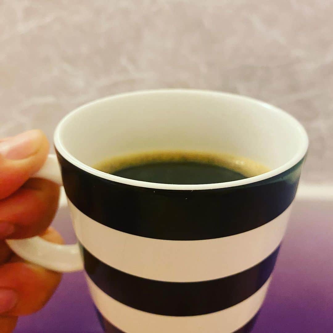 カバのインスタグラム：「コーヒーチャレンジ☕️  おはようございます！ 本日もコーヒーから！ (49日目)  今日パン屋さんは店休日なので 朝はゆっくりとお風呂でコーヒーです。初めてのチャレンジ。  好きな香りのラベンダーの入浴剤をいれて、コーヒーを嗜む。匂いキツすぎて鼻がもげそうです。この組合せは失敗です、また違う組合せにチャレンジしてみます。  さて。 昨日、突然発表された大好きな兄貴たちの解散。おふたりには大阪時代、クソほどお世話になり可愛がってもらってましたから、動揺隠せません。あまりにも思い出が多すぎて胸が苦しくなります。  ファンの皆さんも苦しいと思います。悲しいと思います。辛いですよね。  ただ解散に至るまで本人たちは何度も何度も話合いをしたと思います。とても苦しかったと思います。きっと色んな人の顔が浮かんだと思います。  それでも解散を選ぶことは本当に辛かっただろうし、とても勇気のいる決断だと思います。  そして今すごく不安だと思います。 僕もそうでした。解散経験者ですから、すごく気持ちわかります。  僕がしんどかったとき、大好きな兄貴たちがくれた言葉です。  藤崎マーケット田崎さん 『カバちゃん、とにかく楽しんで！何でもそう！一番大事！』  アインシュタイン稲田さん 『カバちゃん、ケセラセラやで！ なんとかなるから全力でやり！』  見取り図盛山さん 『カバちゃん、 絶対大丈夫！うまくいく！ 言葉に出して言うて！言霊やで！』  吉本新喜劇　新座長　吉田裕さん 『カバちゃん、お腹空いてない？ご飯いく？』  大好きな兄貴たちがくれた言葉、いつも心においてます。何度救ってもらったことか。まだまだありますが、全て宝物です。  おふたりとも芸人は続けるとのことですが、きっと大丈夫。おもしろ天才兄貴たちですから、チャレンジし続ける限りなんとかなります。新たな道にすすむ兄貴たちを全力で応援させて頂こうと思います。  最悪、兄貴たちが全く喰えなくなったら大量の食パンを東京に送ろうと思います。主食は任せて下さい。嫁さんに土下座してでも食パン用意してもらいますんで！  今日からGWですね。 仕事も遊びも全力で楽しみましょ！ 皆さん、今日も良い一日を！  #吉本新喜劇 #カバ #コーヒーチャレンジ #苦手なコーヒーをお茶の感覚で飲めるようになるまでの道のり #コーヒー #coffee #コーヒーチャレンジ #coffeechallenge #カフェ #Cafe #吉本新喜劇 #yoshimotoshinkigeki #カバ #kaba #カフェ巡り #喫茶店巡り #カバッチグー #どーゆーそれー #次はどこでコーヒー嗜も？ #皆さん、今日も良い一日を！」
