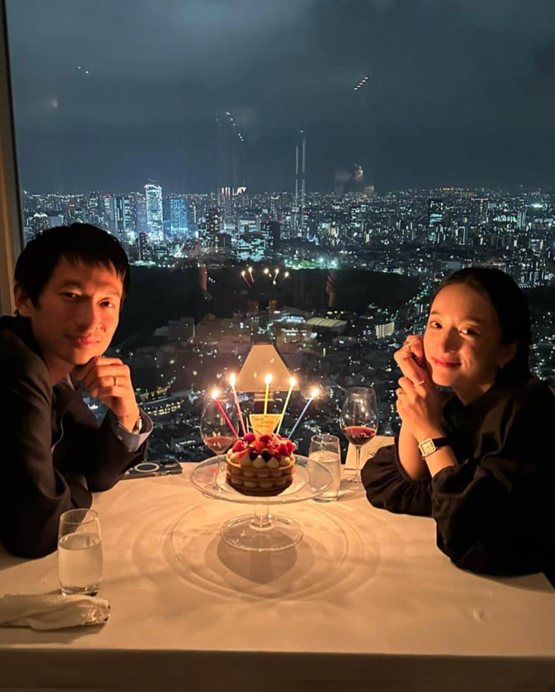 高山都さんのインスタグラム写真 - (高山都Instagram)「5月1日は夫の誕生日🎂  昼間は駒沢公園まで走って行って餃子食べて、夕方からはバシッときめてパレスホテルのバーでアペロ🥃して(ふとした会話を聞いてくださってたスタッフさん方が、素晴らしいお心遣いでお祝いのプレートを出してくださり感動)、パークハイアットのニューヨークグリルへ。 こんな贅沢は年に一度あるかないかだけど、わたしたちは、夫婦2人きりだし、誕生日か結婚記念日くらいしかとびきりの体験することないから、楽しんでみました。  日常と非日常、両方詰め込んだ濃い1日でした。  実は、とてもひょうきんで明るくてちょいと天然な達郎くん。 35歳、強く優しく逞しく元気にやわらかく幸せに生きてください🌿 いつもありがとう！！  去年はわたしの実家に来てくれて両親に結婚の挨拶をしてくれた日でした。 1年あっという間だったけど、全身で感じる幸せだった。」5月3日 8時27分 - miyare38