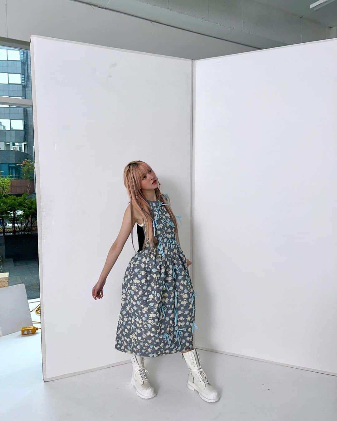 NMIXXさんのインスタグラム写真 - (NMIXXInstagram)「I’m in love with this dress! #MarieClaireKorea #NMIXX #엔믹스 #LILY #릴리 @marieclairekorea」5月3日 8時27分 - nmixx_official