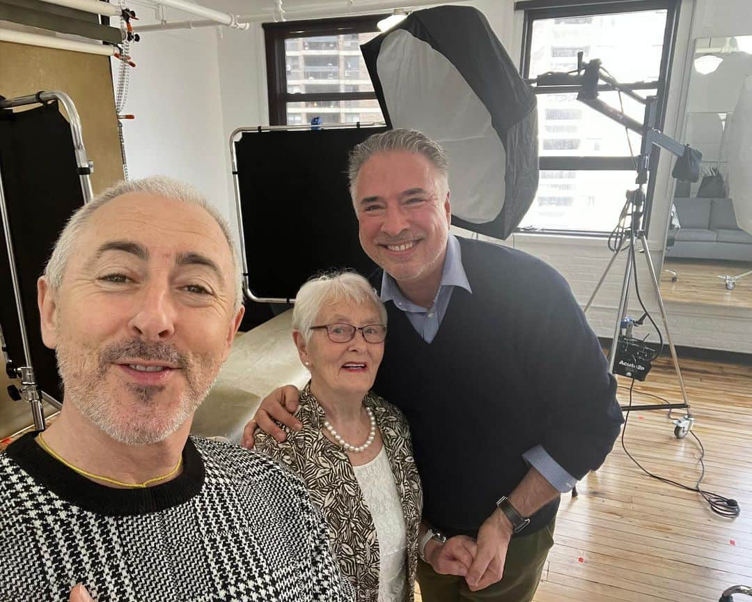 アラン・カミングさんのインスタグラム写真 - (アラン・カミングInstagram)「Yesterday my mum did her first ever photoshoot with the lovely @francishillsphotography !」5月3日 8時40分 - alancummingreally