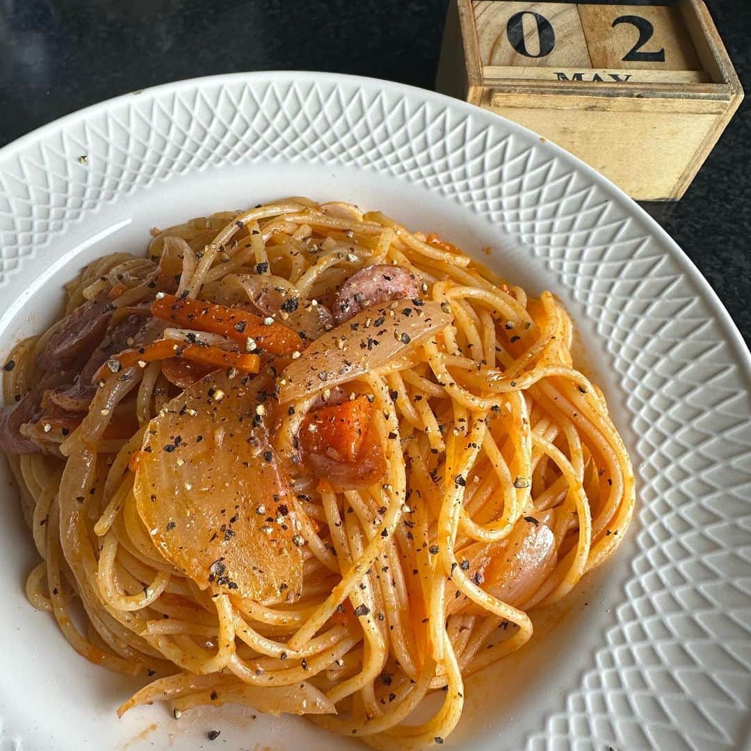 のインスタグラム：「【久しぶりのおうちパスタ】 ___お昼、なに食べたーい？ 「なんでもいいでーす！」 ___パスタにする？ 「やったーーー！」  胃袋戦隊、毎日でもパスタ食べられるほどパスタ好き。  「でも冷蔵庫何にもないですよー(^◇^;)いろいろ使い切っちゃったし。」  ということで、あるもので簡単パスタ。  久しぶりのおうちパスタは にんじん、タマネギ、ソーセージ、で素朴パスタとなりましたー！  『うぇーい！やったー！久しぶりの母上のご飯だー』  みんなとても喜んでくれましたー！ 改めて日々の台所番長、ありがとう〜！ ごちそうさまでした〜(￣∇￣)  #走り続ける岡本家 #5人の子育てママウンサー #岡本安代 #おうちごはん  #パスタ #食べる時が1番静かな時間帯♪( ´▽｀)」