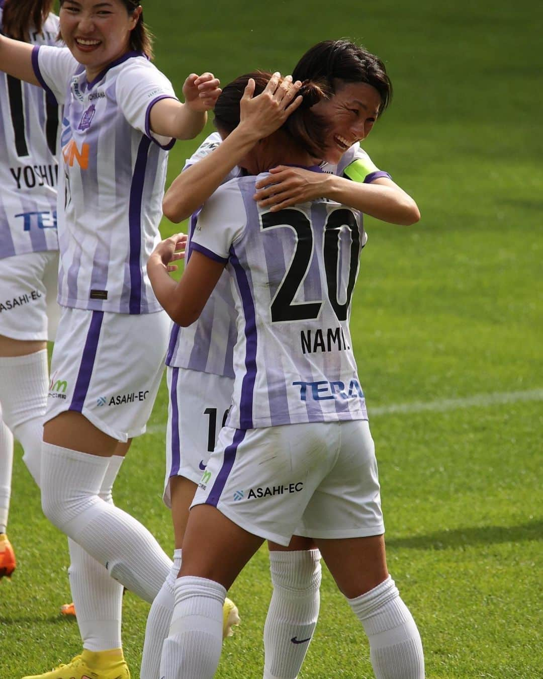 近賀ゆかりのインスタグラム：「Yogibo WE League 15  GAME DAY!!!! 🆚 @urawaredsladies  ⏰ 14:00 kick off 🏟️ 広島広域公園第一球技場  #weleague  #サンフレッチェ広島レジーナ  #サンフレファミリー　#共鳴」