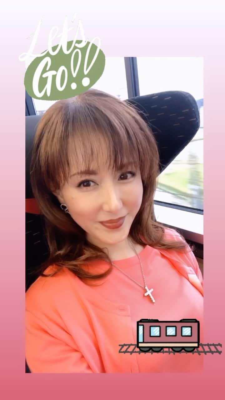 Yuuのインスタグラム：「ゴールデンウィーク後半スタート❤️ 皆様も思いっきり楽しんでね  #いってきます  #京阪プレミアムカー   🦋悠々凜々🦋  #笑うかどには福来たる #around50 #今日1日を大切に　 #アラフィフ　 #大人女子 #セルフィー #smile  #selfy   いつも沢山の👍いいね📝&コメント 本当にありがとうございます  とても癒されてます💓」