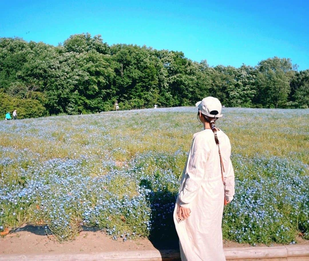 AMIさんのインスタグラム写真 - (AMIInstagram)「new release🌳🚙💓  NANTENE (Nostalgic Highway eng vers) is finally on May 3!! This song was the song most listened by many. I want people overseas to listen to this song too , that is why I decided to release it.   I was able to express myself in English because of the support of the people around me.  英語版ノスタルジック・ハイウェイが ついに5/3配信リリース！ TENDERLAMPとしての作品を 描いてきた中で、 特にたくさんの方に 聴いてもらえた一曲の1つです。 海を越えた場所で生活をする誰かに また新たな形で この物語を楽しんでもらえたら いいなと思い、英語バージョンで リリースを決めました。 たくさんの方の協力の元、 日本語歌詞を書く際に大切にしている 言葉1つ1つの色、強さ、儚さを 英文でも描くことができました☺️  https://linkco.re/YsHRTyNG」5月3日 8時50分 - amipom1007