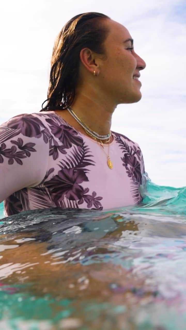 カリッサ・ムーアのインスタグラム：「Big floral energy alert! For the latest Hurley x Moore Aloha Collection, @rissmoore10 partnered with Hawaiian artist @alohademele to bring her vision to life. The result? Pure Hawaiian magic. Link in bio for more 🌺」