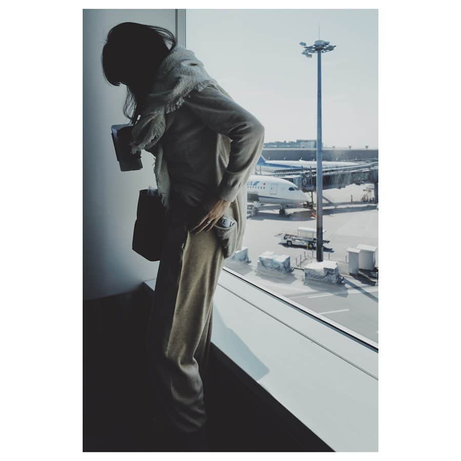 JUNNAのインスタグラム：「✈︎✈︎✈︎  旅のお供はÉ by ETRÉ TOKYOの3ピース と イニシャル刺繍🪡して貰った @asaucemeler   ・#ETREボディーウォーマーニットキャミ ・#ETREリブニットボディーウォーマー ・#ETREボディーウォーマーニットパンツ  #only#junna✈️」