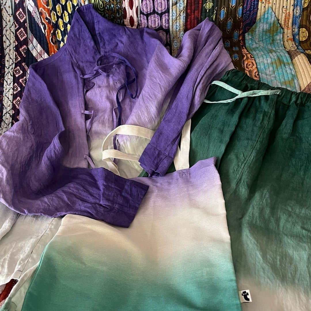 奥井亜紀のインスタグラム：「去年買ったお洋服と 一昨日買ったエコバッグの色 シンクロしてて 衣替えしながら 1人で感動🥹している」