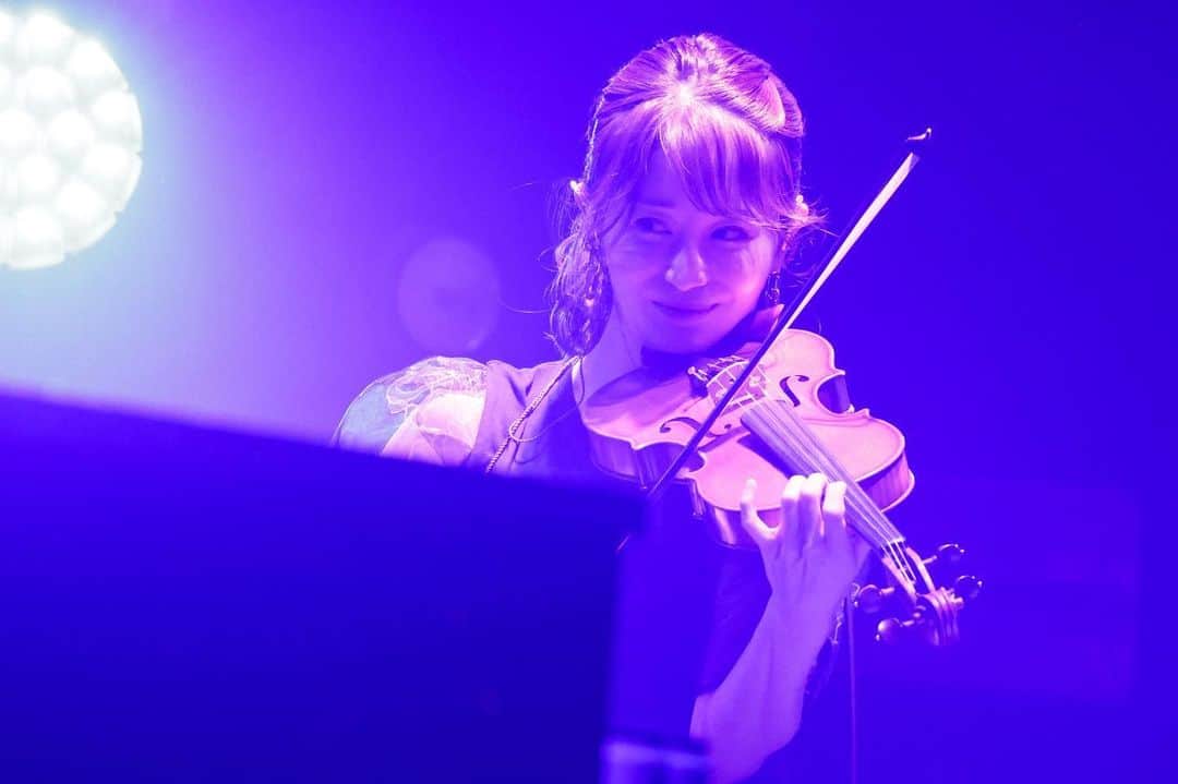 岡部磨知のインスタグラム：「昨夜はVicke Blanka  LIVE HOUSE TOUR 2023 初日、Zepp Osaka Baysideでした！ 声出しライブ最高すぎて、感動です…🥲🥲  #violin  #live  #musician  #ビッケブランカ」