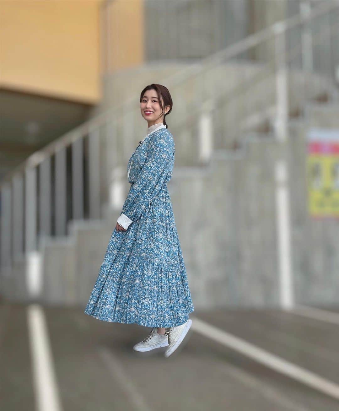 木村那津美のインスタグラム：「🌸｡  4/8 ちぐまや家族plus ︎ 時差&再投稿！  可愛いブルーのワンピースを着せて頂きました(*^^*) この日のメイン企画は 長州力が行く！  近年さらに人気者となった 周南市出身の長州力さんに 地元山口県を楽しんで頂こうという企画です🥰  ときどき、なんで力さんがちぐまやに！？と いう質問をいただくのですが、 こういったご縁からです😌  そして私は映画コーナーの担当でした🎬 ------------  衣装  ブージュルード @boujeloud_official   ワンピース カットソー  首元からチラッと見えるカットソーが可愛い"(∩>ω<∩)"2枚目参照 ______________________  山口県の情報盛りだくさん！ 土曜のあさ9時25分からは↓↓↓  @chigumaya_kazoku  【ちぐまや家族plus】  ------------  #ブージュルード山口店 #ブージュルード #アナウンサー衣装 #アナウンサーヘアメイク#30代コーデ #30代ファッション#30代メイク #30代ヘアメイク #木村那津美#アナウンサー #スタジオ衣装　#基本的にトップスのみ#ちぐまや家族plus #ちぐまや家族plus2 #山口県」