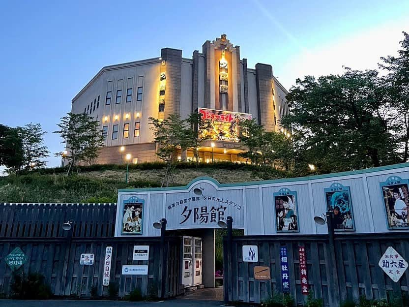 依田司さんのインスタグラム写真 - (依田司Instagram)「5月3日（水） 埼玉県所沢市「西武園ゆうえんち」のゴールデンウィークをご紹介。 お馴染み『夕日の丘商店街』の人気パレード（限定版）や、商店街に出現した『国内最大級のガラポンくじ』。当たりもハズレも面白い景品が盛りだくさん。中には、園内用通貨6万円分（使いきれないw）やゴジラ・ザ・ライド貸切乗車券なども。 さらに、この春誕生した豪華列車の食堂車両型「黄昏号」は、1960年代に走っていたものを模したレストラン。音響や細かな演出が凄いのですが、車窓には春夏秋冬が映し出され、ゴジラの襲来などスリリングな場面も。お料理は趣向を凝らした豪華西洋料理です。 さらに、ＶＦＸジャパンアワードにて日本最高レベルの映像と評された『ゴジラ・ザ・ライド（特別Ver.）』。スリルと興奮とわくわくが、予想を超えてきました。並んでも乗る価値ありです。  #西武園ゆうえんち #tmt #tmt_bigholiday #依田さん #依田司 #お天気検定 #テレビ朝日 #グッドモーニング #気象予報士 #お天気キャスター #森林インストラクター #グリーンセイバーアドバンス #プロジェクトワイルド #IPCC伝導者 #japan #japantrip #japantravel #unknownjapan #japanAdventure #japanlife #lifeinjapan #instagramjapan #instajapan #療癒 #ilovejapan #weather #weathercaster #weatherforecast」5月3日 9時10分 - tsukasa_yoda