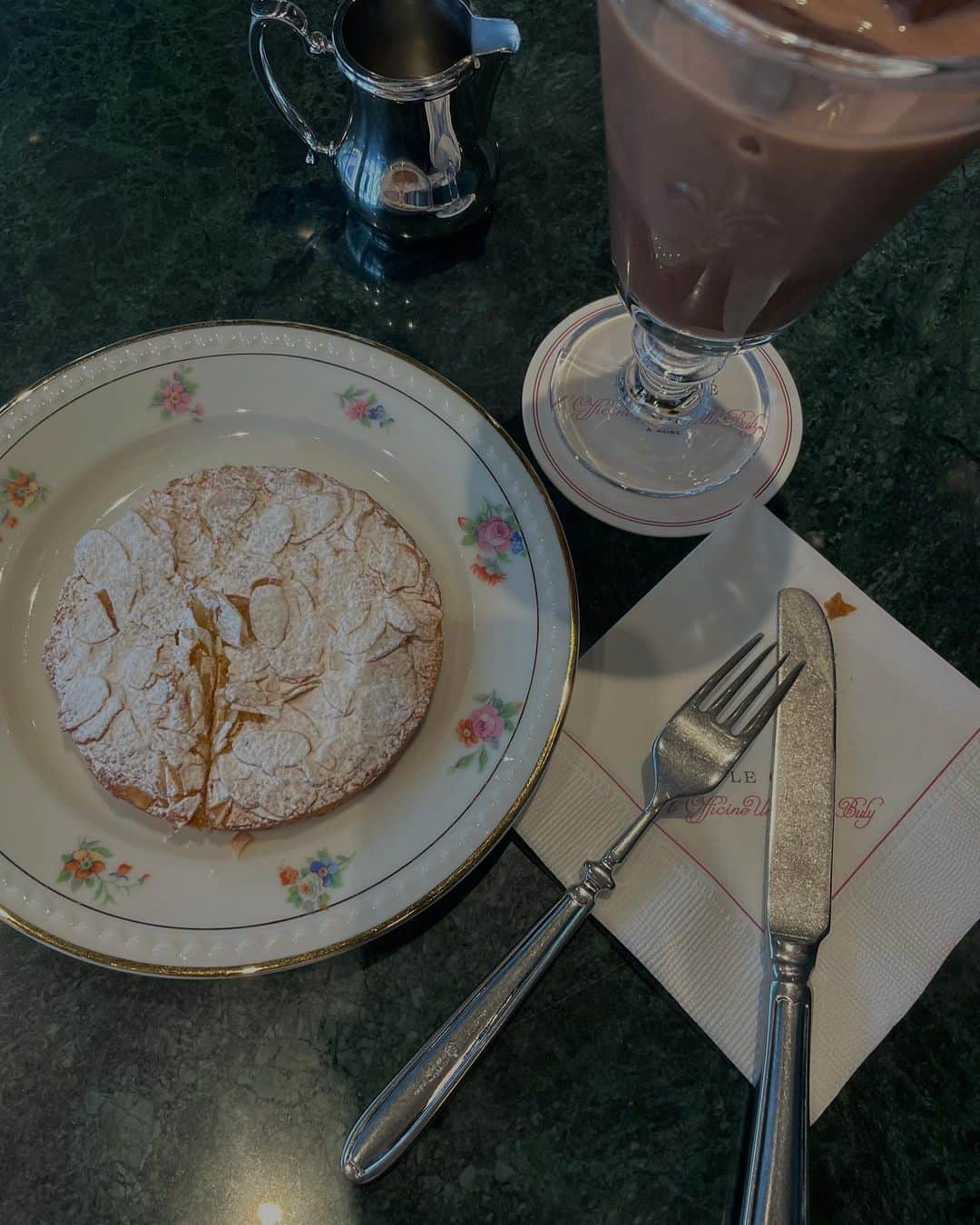 Erikaさんのインスタグラム写真 - (ErikaInstagram)「☕️  ・おパリのCafe   ・金土日限定の お菓子とチョコレートドリンク  #神戸cafe #cafe #café」5月3日 9時10分 - 911erika