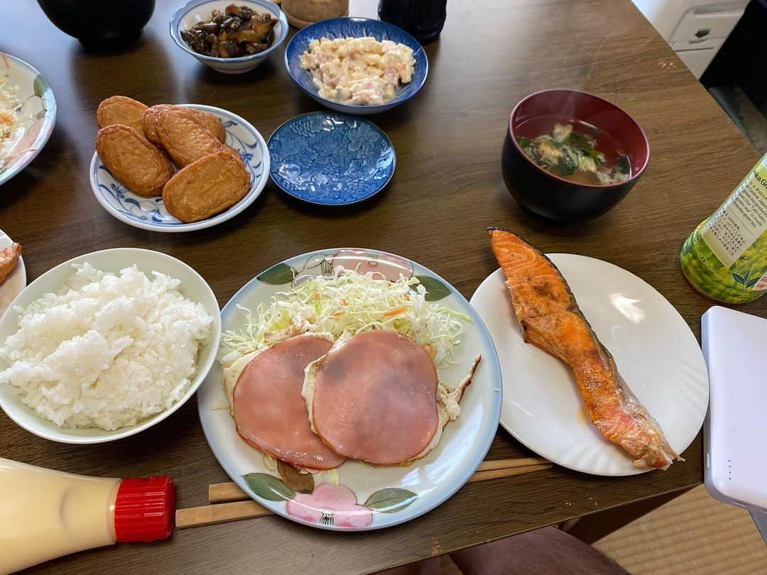 クロちゃんさんのインスタグラム写真 - (クロちゃんInstagram)「朝ごはん  ママご飯だしん 目玉焼き シャケ 味噌汁 練り物  美味しいしん！」5月3日 9時10分 - kurochandesuwawa