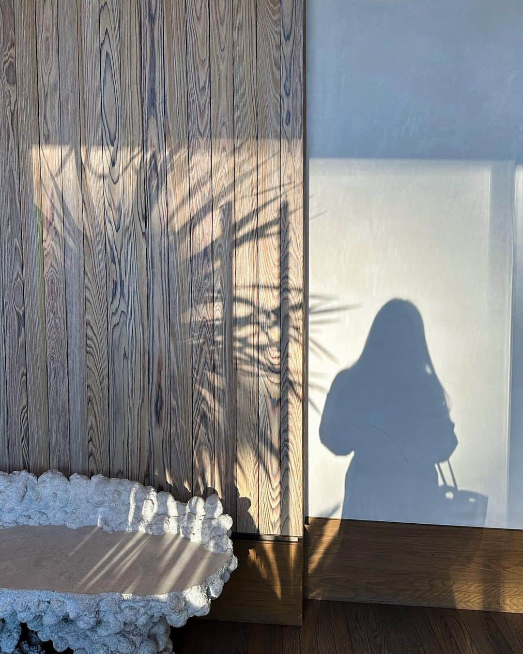 ホイットニー・ポートのインスタグラム：「What does beauty mean to me? Beauty is comfort. It’s ease with oneself. It’s confidence in one’s quirks. It’s glowy. It’s nourished from the inside out. It’s about education- about how to maximize your angles, your textures, your colors. It’s a vehicle to express your creativity and personality. It’s your soul.」