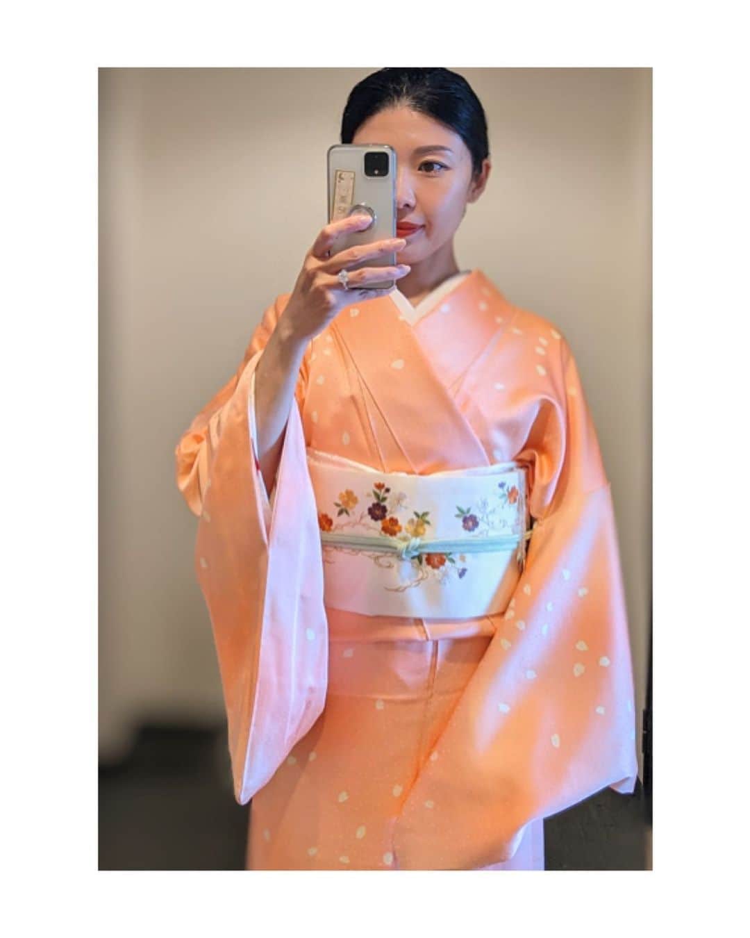 のインスタグラム：「都をどりの日のコーディネートです。 桜のお柄にしました🌸 ＊鏡に向かい撮影しておりますゆえ、衿合わせが反対に見えております。ご了承下さい。 #kimono #kimonocordinate #japanesekimono #japanesetradition #beautifultradition #lovekimono  #instakimono #기모노  #お着物 #お着物コーディネート #着物コーディネート  #袷 #袷の小紋 #小紋コーディネート  #桜のお着物 #🌸  #名古屋帯 #呉服に志田 さん #亜紀の和装記録」