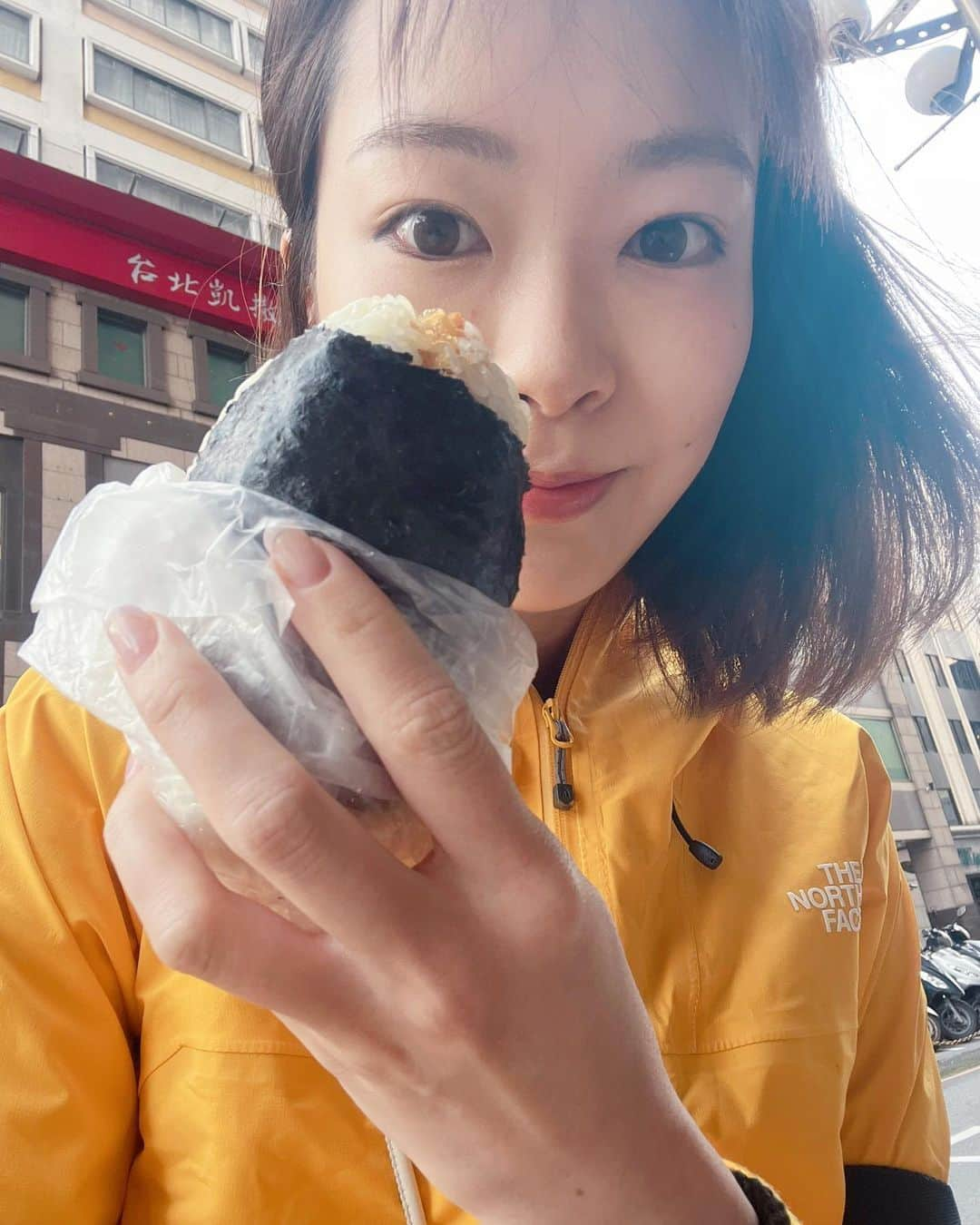 下村彩里さんのインスタグラム写真 - (下村彩里Instagram)「【GW】台湾取材  月曜日は台湾台北市からお伝えしました。 沢山の日本人を始め多くのアジア人観光客で賑わう台北市有数の夜市。  私自身、海外で食べ歩きができる世の中になったことが、嬉しくて嬉しくて、非常に考え深い取材でした。  コロナの影響で夜市が賑わいを取り戻したのはここ数ヶ月のこと。  台湾は数年前にSARSの感染症にも直面したそうですが、 地元の人々は コロナの影響はあまりにも長く、比べ物にならない苦しい３年間だったと振り返っていました。  中継をした#寧夏夜市 は 中でも50年以上の老舗が立ち並び、 両親から引き継いだ大切なお店だと話す店主も。  "生活がどんなに苦しくても、辞めようとは一度も思わなかった"  この賑わいを取り戻すことができた喜びを、涙を浮かべながら、笑顔で話す台湾人の人々の表情が忘れられません。  GWで日本人が多く訪れていましたが、 実は日本人観光客は個人旅行のみで、 団体客があまり来ていないそう。  地元の方々は口々に 台湾に活気を取り戻すためにも もっともっと日本人来てほしい！とお話していました！  #1.2枚目は #母と行った台湾旅行☺️ #まさか1ヶ月後に出張で行くとは... #最後は #朝食 #地元の方おすすめ #台湾おにぎり #買ってみました #中には #油揚げ #おかか #ゆでたまご #値段は同じくらいで #日本のおにぎりの #3倍の大きさ🥹😱  #下村彩里 #テレビ朝日#テレビ朝日アナウンサー#報道ステーション#取材#報道ステーション取材#台湾#台北市#ゴールデンウィーク#GW」5月3日 9時28分 - sairi.shimomura_ex