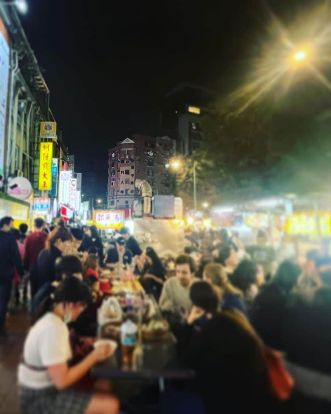 下村彩里さんのインスタグラム写真 - (下村彩里Instagram)「【GW】台湾取材  月曜日は台湾台北市からお伝えしました。 沢山の日本人を始め多くのアジア人観光客で賑わう台北市有数の夜市。  私自身、海外で食べ歩きができる世の中になったことが、嬉しくて嬉しくて、非常に考え深い取材でした。  コロナの影響で夜市が賑わいを取り戻したのはここ数ヶ月のこと。  台湾は数年前にSARSの感染症にも直面したそうですが、 地元の人々は コロナの影響はあまりにも長く、比べ物にならない苦しい３年間だったと振り返っていました。  中継をした#寧夏夜市 は 中でも50年以上の老舗が立ち並び、 両親から引き継いだ大切なお店だと話す店主も。  "生活がどんなに苦しくても、辞めようとは一度も思わなかった"  この賑わいを取り戻すことができた喜びを、涙を浮かべながら、笑顔で話す台湾人の人々の表情が忘れられません。  GWで日本人が多く訪れていましたが、 実は日本人観光客は個人旅行のみで、 団体客があまり来ていないそう。  地元の方々は口々に 台湾に活気を取り戻すためにも もっともっと日本人来てほしい！とお話していました！  #1.2枚目は #母と行った台湾旅行☺️ #まさか1ヶ月後に出張で行くとは... #最後は #朝食 #地元の方おすすめ #台湾おにぎり #買ってみました #中には #油揚げ #おかか #ゆでたまご #値段は同じくらいで #日本のおにぎりの #3倍の大きさ🥹😱  #下村彩里 #テレビ朝日#テレビ朝日アナウンサー#報道ステーション#取材#報道ステーション取材#台湾#台北市#ゴールデンウィーク#GW」5月3日 9時28分 - sairi.shimomura_ex