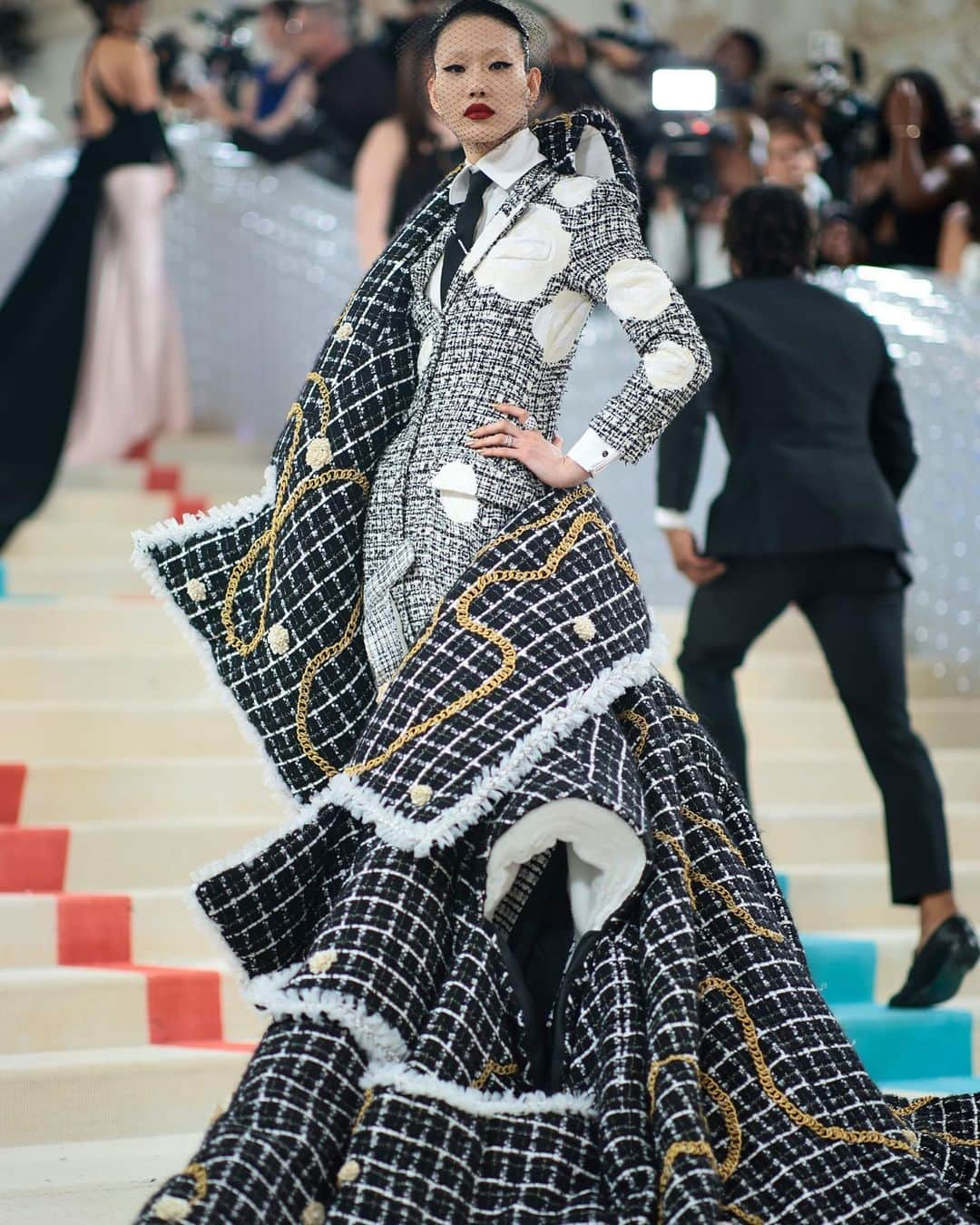 ソラ・チョイのインスタグラム：「My first MetGala with @thombrowne in honor of Karl Lagerfeld. Special Thanks to my lovely team♡︎」