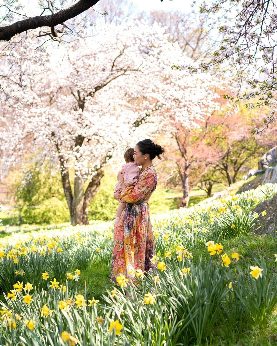 ウェンディー・グエンさんのインスタグラム写真 - (ウェンディー・グエンInstagram)「Like a painting 🖼️ I’m just so happy to share these moments with her. I remembered going to these places and really loving every minute of it. Now, I feel like I get to enjoy these places 2x. Once for myself and again through her lens.  ⠀⠀⠀⠀⠀⠀⠀⠀⠀ Location: Cherry blossom and daffodil blooms at the New York Botanical Garden 🍃🌿🌸🌼🌾」5月3日 9時40分 - wendyslookbook