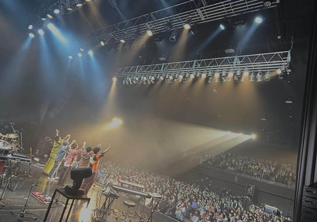 横山祐介さんのインスタグラム写真 - (横山祐介Instagram)「🥁2023.5.2📸 growingツアー初日＠大阪、参加してくれたみなさんありがとうございました。  満員のZepp Nambaでみんなと一緒にいろんな景色作れてめちゃくちゃ楽しかったー！今回のツアーはタイトル通りにいろいろ攻めてます。 久しぶりにみんなの声が聴けるワンマンは、懐かしいし嬉しいしでニヤニヤしてしまいました。  次の大阪は8/26NHK大阪ホール！ #wacci #growing #gretschdrums  #meinlcymbals  #promarksticks  #evansdrumheads  #drums #drummer #drumlife  #drumuniversity #drumstagram」5月3日 9時48分 - yan_drums_wacci