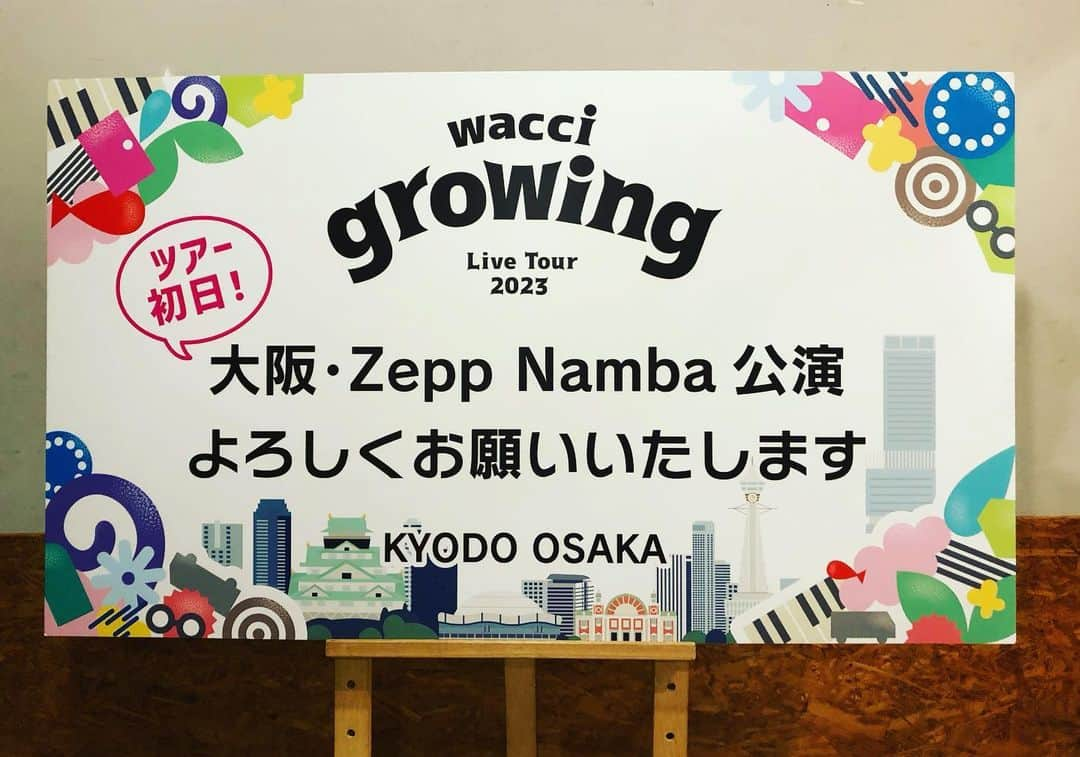 横山祐介さんのインスタグラム写真 - (横山祐介Instagram)「🥁2023.5.2📸 growingツアー初日＠大阪、参加してくれたみなさんありがとうございました。  満員のZepp Nambaでみんなと一緒にいろんな景色作れてめちゃくちゃ楽しかったー！今回のツアーはタイトル通りにいろいろ攻めてます。 久しぶりにみんなの声が聴けるワンマンは、懐かしいし嬉しいしでニヤニヤしてしまいました。  次の大阪は8/26NHK大阪ホール！ #wacci #growing #gretschdrums  #meinlcymbals  #promarksticks  #evansdrumheads  #drums #drummer #drumlife  #drumuniversity #drumstagram」5月3日 9時48分 - yan_drums_wacci