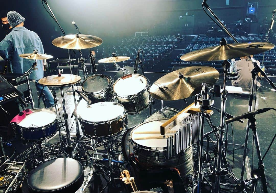 横山祐介さんのインスタグラム写真 - (横山祐介Instagram)「🥁2023.5.2📸 growingツアー初日＠大阪、参加してくれたみなさんありがとうございました。  満員のZepp Nambaでみんなと一緒にいろんな景色作れてめちゃくちゃ楽しかったー！今回のツアーはタイトル通りにいろいろ攻めてます。 久しぶりにみんなの声が聴けるワンマンは、懐かしいし嬉しいしでニヤニヤしてしまいました。  次の大阪は8/26NHK大阪ホール！ #wacci #growing #gretschdrums  #meinlcymbals  #promarksticks  #evansdrumheads  #drums #drummer #drumlife  #drumuniversity #drumstagram」5月3日 9時48分 - yan_drums_wacci