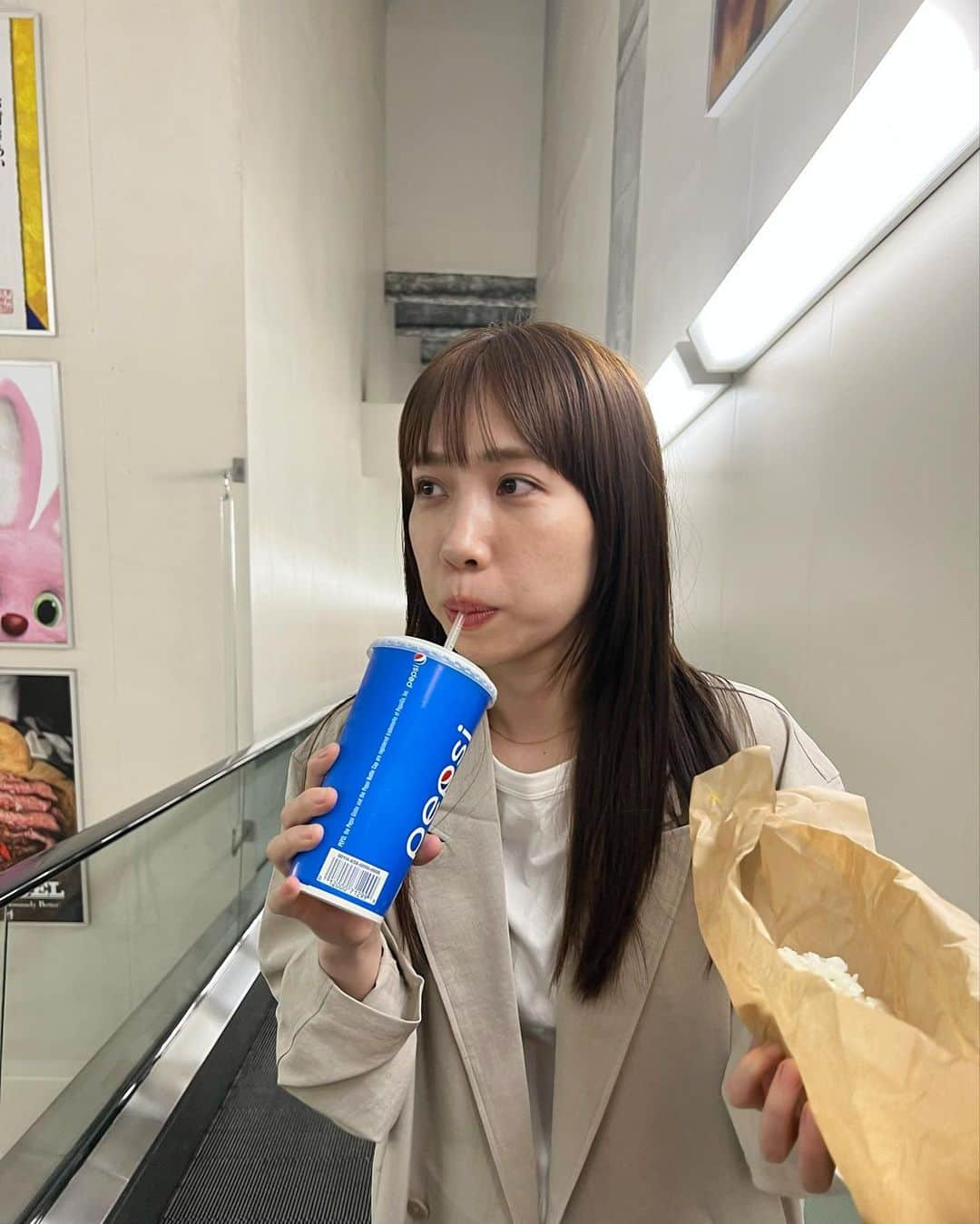 蔭山浩美さんのインスタグラム写真 - (蔭山浩美Instagram)「☺︎ ゴールデンウィークをたのしみます🌭🥤 📷 by @satomi59.k   #ゴールデンウィーク #costco #ストレートヘア #アラサー女子 #たのしみなさい」5月3日 9時43分 - hiromi_kageyama