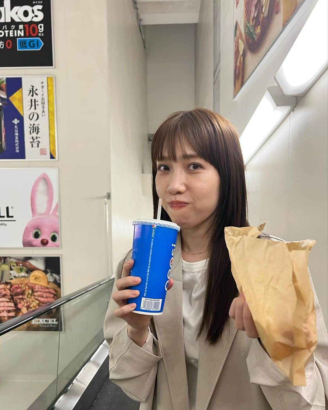 蔭山浩美のインスタグラム：「☺︎ ゴールデンウィークをたのしみます🌭🥤 📷 by @satomi59.k   #ゴールデンウィーク #costco #ストレートヘア #アラサー女子 #たのしみなさい」