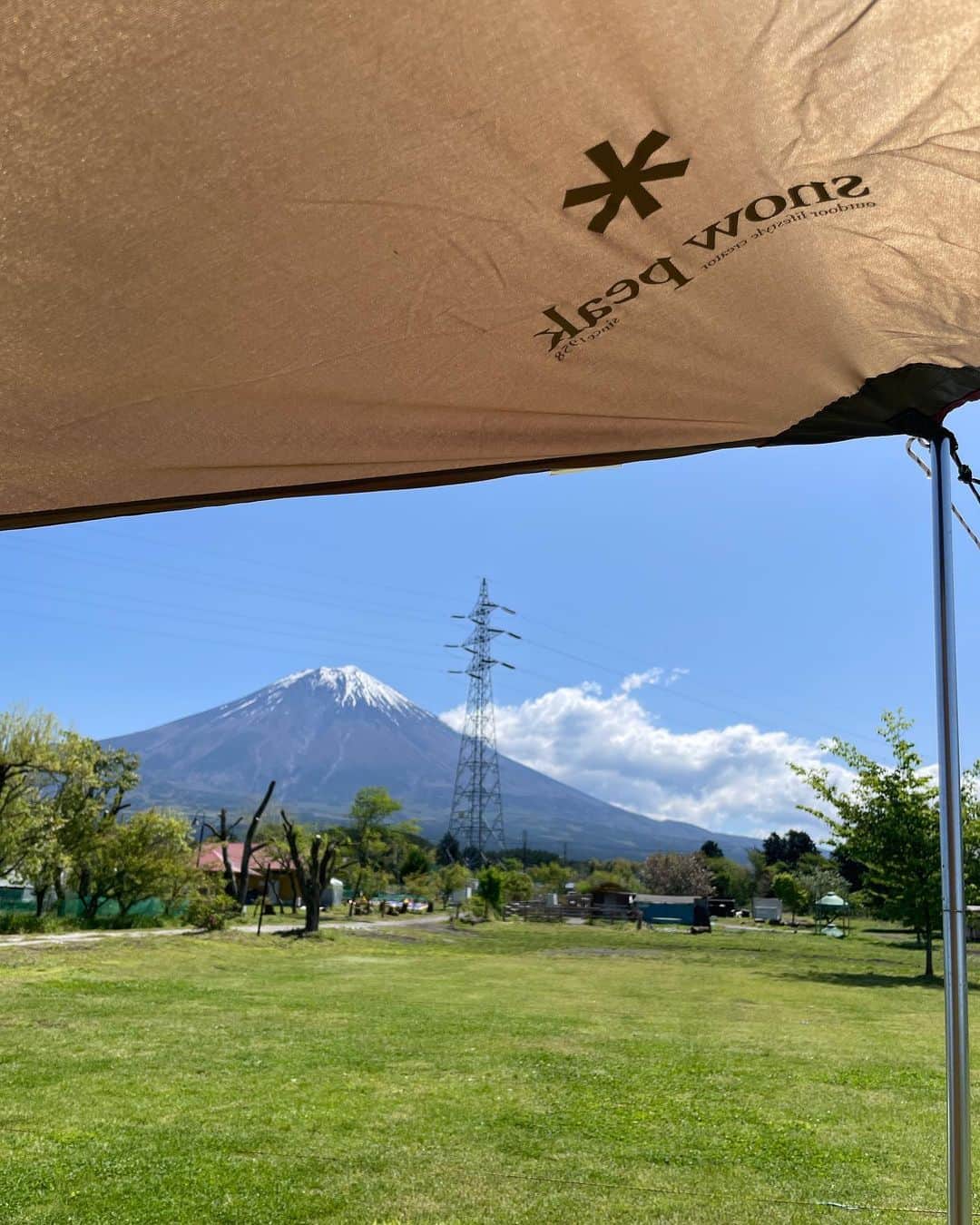 市井紗耶香さんのインスタグラム写真 - (市井紗耶香Instagram)「朝霧キャンプ⛺️  小さかった息子もテントの設営、 ペグ打ちもいつしか頼りになる存在に成長してた ありがとう、息子よ🥹  富士山も雄大で美しくて… ずっと眺めていられる。 すごいよね富士山パワー🗻 ほんとうに飽きない。 手のひら広げて伸びーっ🙌 気持ちいい〜  3.4月と色々と環境の変化もあったから ここでリフレッシュできたよ🌿 GW終わったらもひとつギア上げて お仕事がんばるぞっ🙋‍♀️  体力持て余す子どもたちもうんと羽伸ばして喜んでもらえて良かった🤭🩵  #キャンプ #朝霧 #富士山 #世界遺産  #snowpeak #野遊び #子ども孝行 #リフレッシュ #エネルギーチャージ #洗濯物半端ない😂  #市井紗耶香」5月3日 21時00分 - sayakaichii