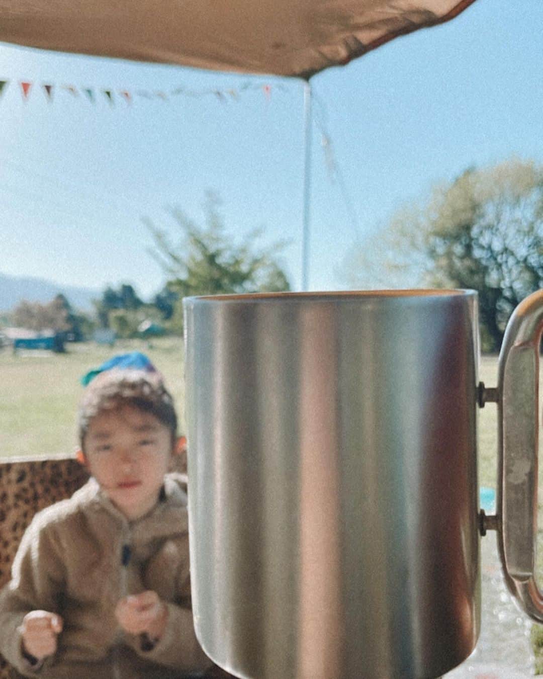 市井紗耶香さんのインスタグラム写真 - (市井紗耶香Instagram)「朝霧キャンプ⛺️  小さかった息子もテントの設営、 ペグ打ちもいつしか頼りになる存在に成長してた ありがとう、息子よ🥹  富士山も雄大で美しくて… ずっと眺めていられる。 すごいよね富士山パワー🗻 ほんとうに飽きない。 手のひら広げて伸びーっ🙌 気持ちいい〜  3.4月と色々と環境の変化もあったから ここでリフレッシュできたよ🌿 GW終わったらもひとつギア上げて お仕事がんばるぞっ🙋‍♀️  体力持て余す子どもたちもうんと羽伸ばして喜んでもらえて良かった🤭🩵  #キャンプ #朝霧 #富士山 #世界遺産  #snowpeak #野遊び #子ども孝行 #リフレッシュ #エネルギーチャージ #洗濯物半端ない😂  #市井紗耶香」5月3日 21時00分 - sayakaichii