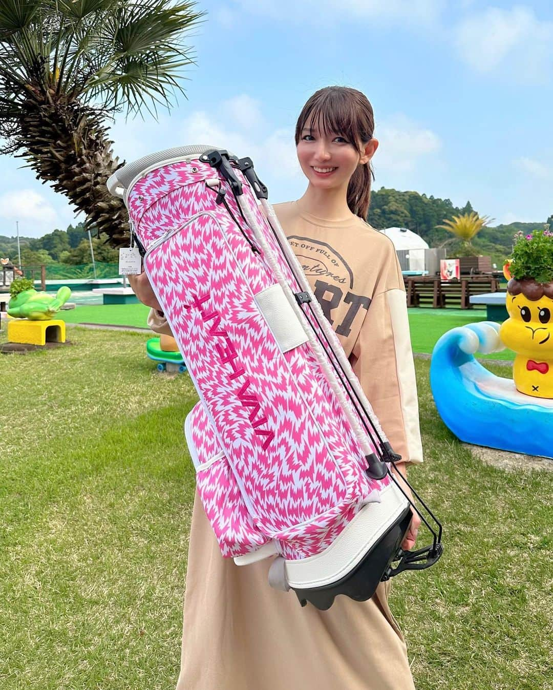 中谷あすみさんのインスタグラム写真 - (中谷あすみInstagram)「この前の G.I Ladies Golf Tournamentで @manacame_golf さんに撮影して頂きました🫶  実は撮影中カメラマンに向かってシャンクしました笑 ほんと当たらなくてよかった🥺  このコンペはインスタグラマー限定の総フォロワー120万超えの女子だけだったのですがとーっても楽しかった💓  景品も豪華で協賛もたくさん頂いてありがとうございました☺️  そしてそして幹事のさおりん、なほちゃん素敵な企画をありがとう💓  @g.i_ladies_golf_tournament  #ゴルフ女子 #ゴルフウェア #ゴルフコンペ #女子コンペ #ゴルフ仲間 #ゴルフコーデ #ビバハート #エフィカス」5月3日 9時57分 - asumi_naa