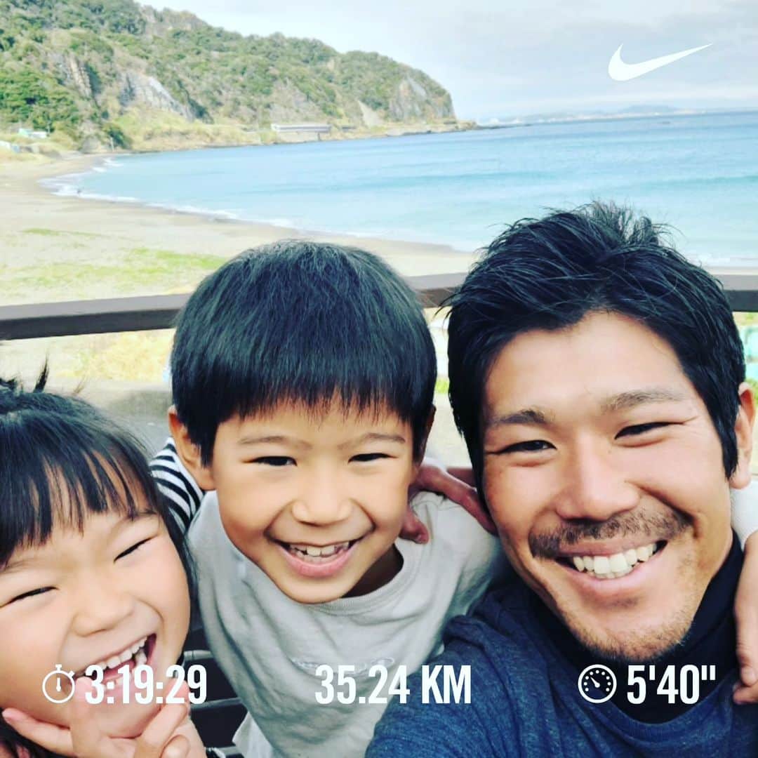 三田尚央のインスタグラム：「朝ラン‼️‼️(35kmGWラン😁✨✨)  昨日休足日だったから今日は思い切ってロングランに行ってきました🎵 自己最高の35km行けた(^^)✌️ もー疲労感が半端ないっす(T-T) けど、久しぶりにロングラン行けて良いトレーニングなりました✨ GWたのしみます☀️☀️  31歳目標達成目指して頑張ります☀️ 積み重ね大事❗ 継続あるのみ(^^) 健康一番‼️‼️  最高の思い出❕  日々成長❕ 日々挑戦❕ 日々感謝❕  #ランニング #目指せフルマラソン #日々成長 #日々挑戦 #日々感謝 #息子 #娘 #家族 #31歳 #instagram  #目標 #筋トレ #ダイエット #ストレッチ #トレーニング #メンタル #NIKE #ラン #夜ラン #フルマラソン #ハーフマラソン #頑張ります #笑顔 #ビール #サッカー #35kmラン #ロングラン #5月 #GW」