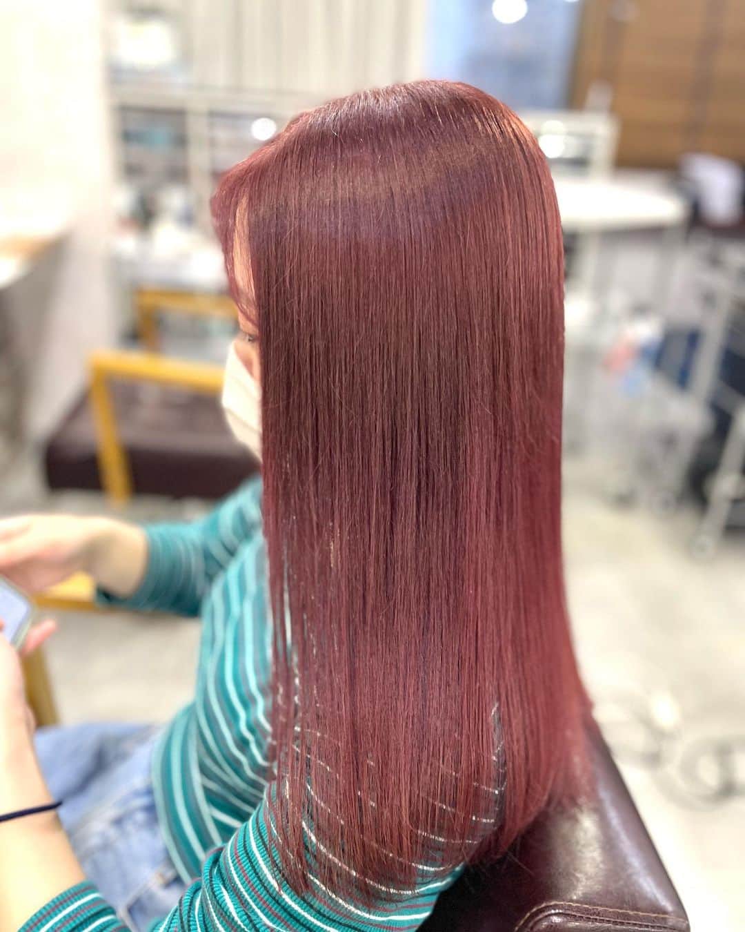 salon PRATiNO(サロンプラチノ)のインスタグラム：「. 中間から毛先はブリーチ1回履歴あり、 元々ベージュ系の色味をしており 色味がしっかり出るピンク系にしたいとのご希望で 濃いめのバイオレットピンクに♪  透明感もあってとってもカワイイ🤭  #hair#pratino#clavis#ハイトーン#韓国ヘア#デジパ#縮毛矯正#名古屋美容院#栄美容院#ショートカット#ウルフカット#透明感カラー#クラビス#酸熱トリートメント#ダメージ毛#ヘアサロン#女性スタッフのみ#初めてのブリーチ#白髪染め#ペールカラー#エクステ#シールエクステ#ヘアメ#アイブロウ#メンズアイブロウ#メイク#ファイバープレックス#スタッフ募集」