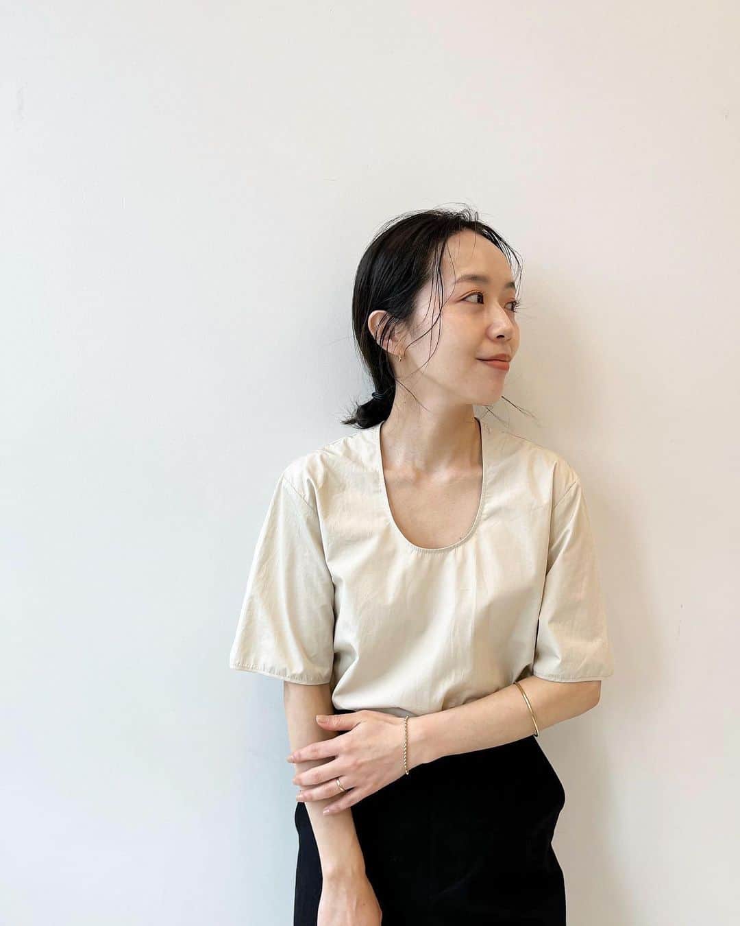 のインスタグラム：「〝Typewriter T BLOUSE〟 5/3wed.ON SALE！ WEB 10:00 START. ⁡ ⁡ No.23051922109020 ¥14,200 col:ベージュ/ブラック/ホワイト size:free  ⁡ ⁡ ⁡ 【WEB決済電話受付可能店舗】 ▪︎ルミネカード NEWoMan新宿店・有楽町店・池袋店・大宮店 ▪︎MIカード ラシック名古屋店 ⁡ ⁡ #Plage #プラージュ #baycrews #ベイクルーズ #fashion #ファッション #coordinate #コーディネート ⁡」
