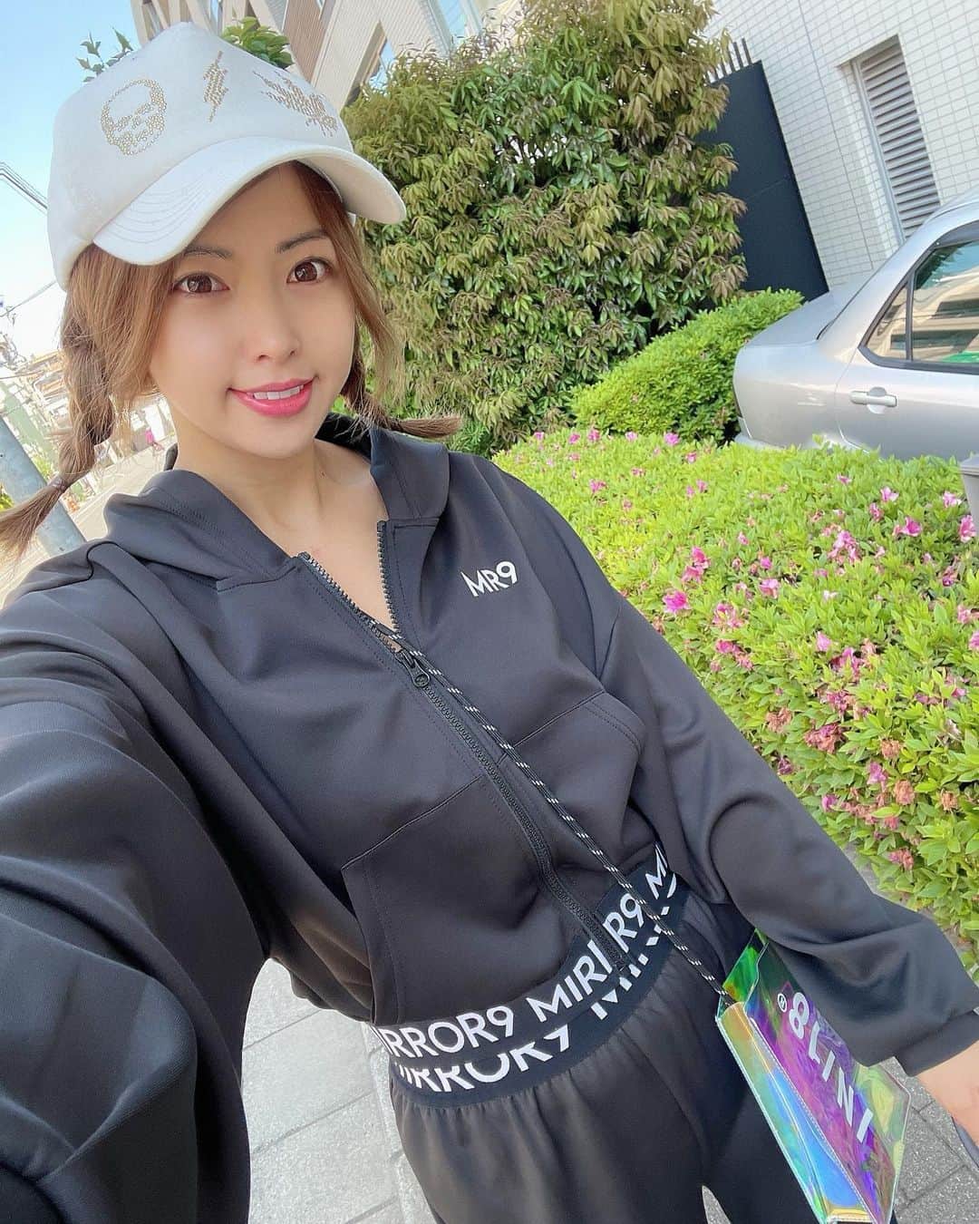 のインスタグラム：「朝犬のおさんぽ💓🐕 天気良くて最高にら気持ちいい❤️   #お散歩 #gw #ミラーナイン@mirror9 #セットアップ  #ジャージコーデ」