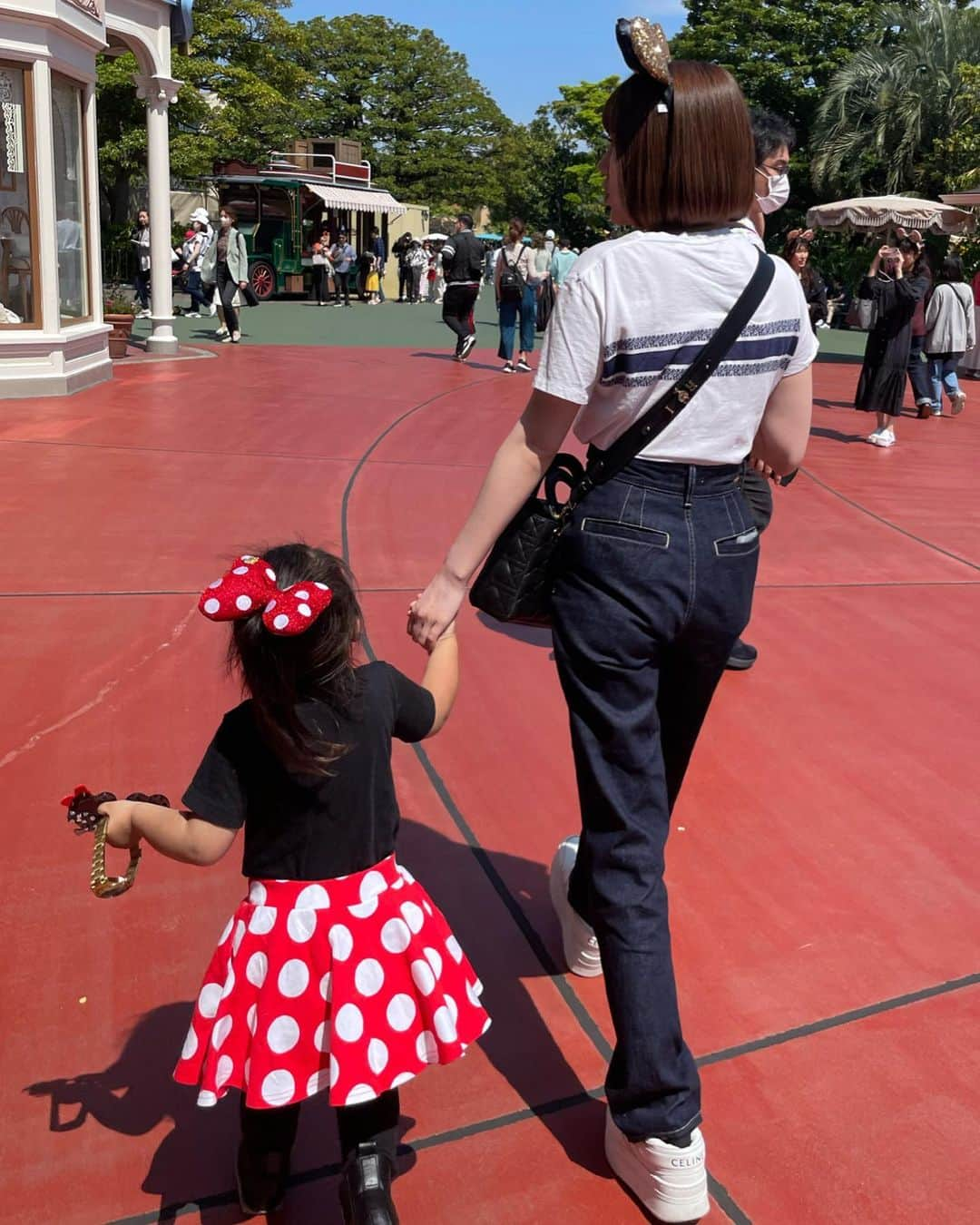 宮下美恵さんのインスタグラム写真 - (宮下美恵Instagram)「#ディズニー40周年  #🏰🐭👑💓  #親子ディズニー  娘とのディズニーは、とにかく着いた瞬間から一日中食べるwww  行く前から食べたい物を調べてあって、現地でもサイトから場所を調べてくれるから、全てがスムーズだね✌️ 乗り物の現状待ち時間も調べてから移動だし、、、  ママはディズニーの道が詳し過ぎて、ネットで調べる習慣がいまだに無いけど、 道が詳しいより、調べて行動した方がスムーズだ😂  ネット社会、ママが若い頃とは、ディズニーの遊び方が違う❣️  そもそも昔はランドは食べ物には対して力入れてなくて、シーが美味しいお店が多くて、、、  けど今は、ランドも美味しい物が沢山だね‼️🙌  いちいち画像撮ることもなくなるくらい食べ歩きました😋  40周年限定メニュー、かなり沢山あるみたいだから、 またリベンジしに行こっかな🙌  #ディズニー#ディズニーランド #ディズニー食べ歩き #歳の差姉妹#親子#親子コーデ #ディズニーコーデ #高齢ママ#アラフォー#アラフォーママ#仲良し親子」5月3日 9時56分 - miemiyashita