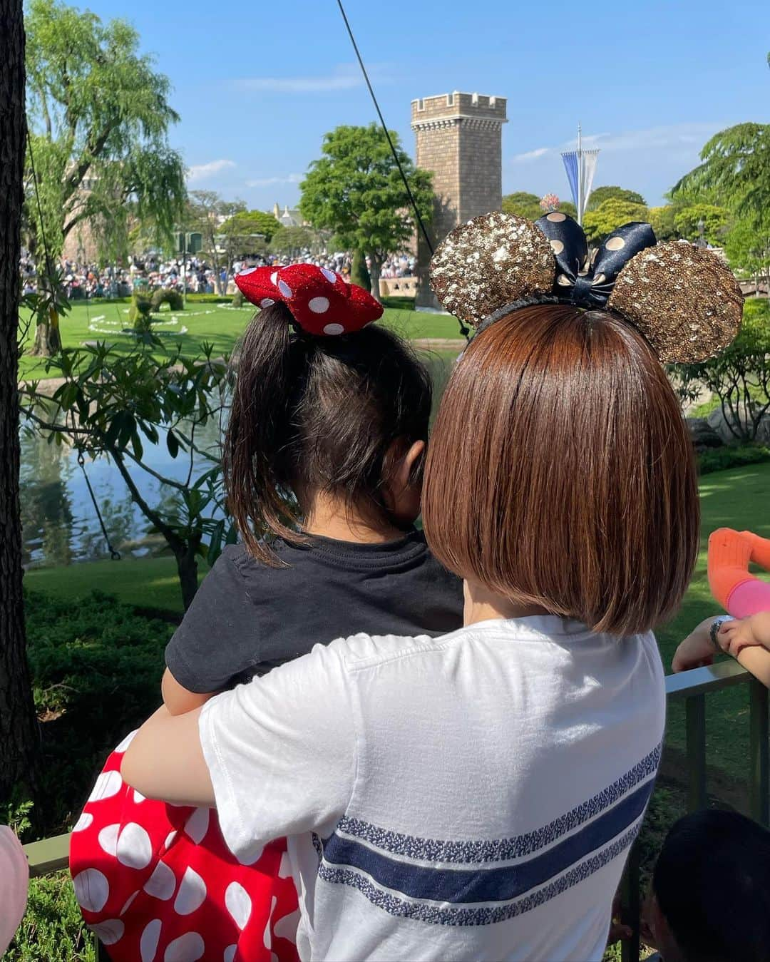 宮下美恵さんのインスタグラム写真 - (宮下美恵Instagram)「#ディズニー40周年  #🏰🐭👑💓  #親子ディズニー  娘とのディズニーは、とにかく着いた瞬間から一日中食べるwww  行く前から食べたい物を調べてあって、現地でもサイトから場所を調べてくれるから、全てがスムーズだね✌️ 乗り物の現状待ち時間も調べてから移動だし、、、  ママはディズニーの道が詳し過ぎて、ネットで調べる習慣がいまだに無いけど、 道が詳しいより、調べて行動した方がスムーズだ😂  ネット社会、ママが若い頃とは、ディズニーの遊び方が違う❣️  そもそも昔はランドは食べ物には対して力入れてなくて、シーが美味しいお店が多くて、、、  けど今は、ランドも美味しい物が沢山だね‼️🙌  いちいち画像撮ることもなくなるくらい食べ歩きました😋  40周年限定メニュー、かなり沢山あるみたいだから、 またリベンジしに行こっかな🙌  #ディズニー#ディズニーランド #ディズニー食べ歩き #歳の差姉妹#親子#親子コーデ #ディズニーコーデ #高齢ママ#アラフォー#アラフォーママ#仲良し親子」5月3日 9時56分 - miemiyashita