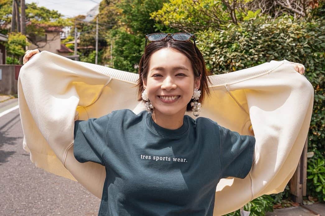 酒井瞳のインスタグラム：「３４歳になりました🙏  お母さん産んでくれてありがとう😊  思ってた３４歳よりもめちゃくちゃ子どもの気持ちあるんだなーってびっくりしてるけど  好きな事をお仕事にできて  健康管理もしっかりできるようになって  高め合えて・信頼できる大切な仲間にも恵まれて  まだまだ人生は楽しくなりそうです🤭✨  ３４歳も元気いっぱいに駆け抜けたいと思います✌️  どうぞよろしくお願いします！  #誕生日 #お誕生日 #🎂 #happybirthday」