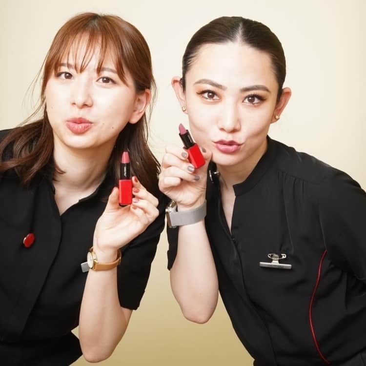 cosme_beauty_ssさんのインスタグラム写真 - (cosme_beauty_ssInstagram)「5月16日（火）まで西武池袋本店2階=ナチュラルコスメ売場イベントスペースで開催中のセルフ写真館PICmii（ピックミー）POPUPをご紹介。  セルフ写真館は、カメラマンがいる通常の写真館とは異なり、設置済みのカメラと照明を使い、お客さまご自身でシャッターを切るだけで本格的な仕上がりの写真が撮れる、韓国発祥のサービスです。  今回、1階化粧品売場のBAの皆さまに撮影体験いただきました。（画像2枚目以降） メイクも映えてとても素敵な仕上がりです！  友人同士での思い出づくりや、ご家族での記念写真・マタニティフォト・おひとりでの証明写真活用等、利用の仕方は様々！  <撮影プラン> ◆15分撮り放題プラン 15分間好きなだけ撮り放題で、スマートフォンで全データダウンロードできます。メイクスペースも完備しております。  価格：3,800円（2名さままで、モノクロ撮影） ※1,000円追加でカラー撮影への変更も可能 ※3名さま以上でご利用の場合は、1名あたり1,500円追加 ※推奨人数は大人で最大4名さま、お子さまを含むご家族で最大5名さままで ※未就学児無料  ◆マタニティフォトプラン 「15分撮り放題プラン」と同額で30分ゆっくり撮影いただけるお得なプラン。ご家族何人でも同一価格となります。  価格：3,800円（1家族さまあたり30分撮り放題、モノクロ撮影）  【ご予約方法】 ご参加には専用WEBサイトで事前にご予約が必要です。 https://dl.picmii.studio/reserve/select?sid=10&pid=10&slid=1&_ga=2.13277175.1533383383.1680228396-765522185.1675905875&_gac=1.254091964.1678349833.EAIaIQobChMI8NjDqrTO_QIVw2SLCh0Q2gcFEAAYASAAEgJvbvD_BwE&_gl=1*6r8a5t*_ga*NzY1NTIyMTg1LjE2NzU5MDU4NzU.*_ga_N14Y2CR56V*MTY4MDIzNjQxMy4xMi4xLjE2ODAyMzY0MTQuNTkuMC4w ※外部サイトになります。 ※事前申し込み優先のイベントです。当日受付は空きがある場合のみ行います。 ※最終受付は、各日営業時間の30分前までとなります。 ※定員になり次第、受付を終了いたします。  現在西武池袋本店1・2階＝化粧品対象売場では「リップフェス」を開催中。対象売場でリップ・グロスをお買いあげいただくと「カラー撮影変更分〈1000円相当〉（1点）」が無料になる特典チケットをお渡ししております。  マスクを外す機会が増えてくる中で、お気に入りのメイクでセルフ写真を撮ってみませんか♪  #西武池袋本店　#セルフ写真館　#picmii 　#ピックミー　#セルフ写真　#記念写真 #マタニティフォト　#家族写真　#リップフェス」5月3日 10時00分 - seibu_sogo_biryuhyakkaweb