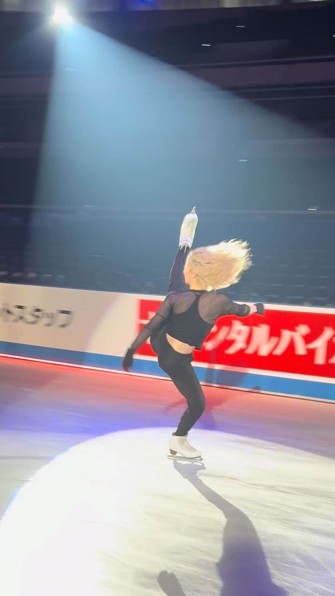 アンバー・グレンのインスタグラム：「WTT gala practice 💙❤️ VC @isabeau.levito」