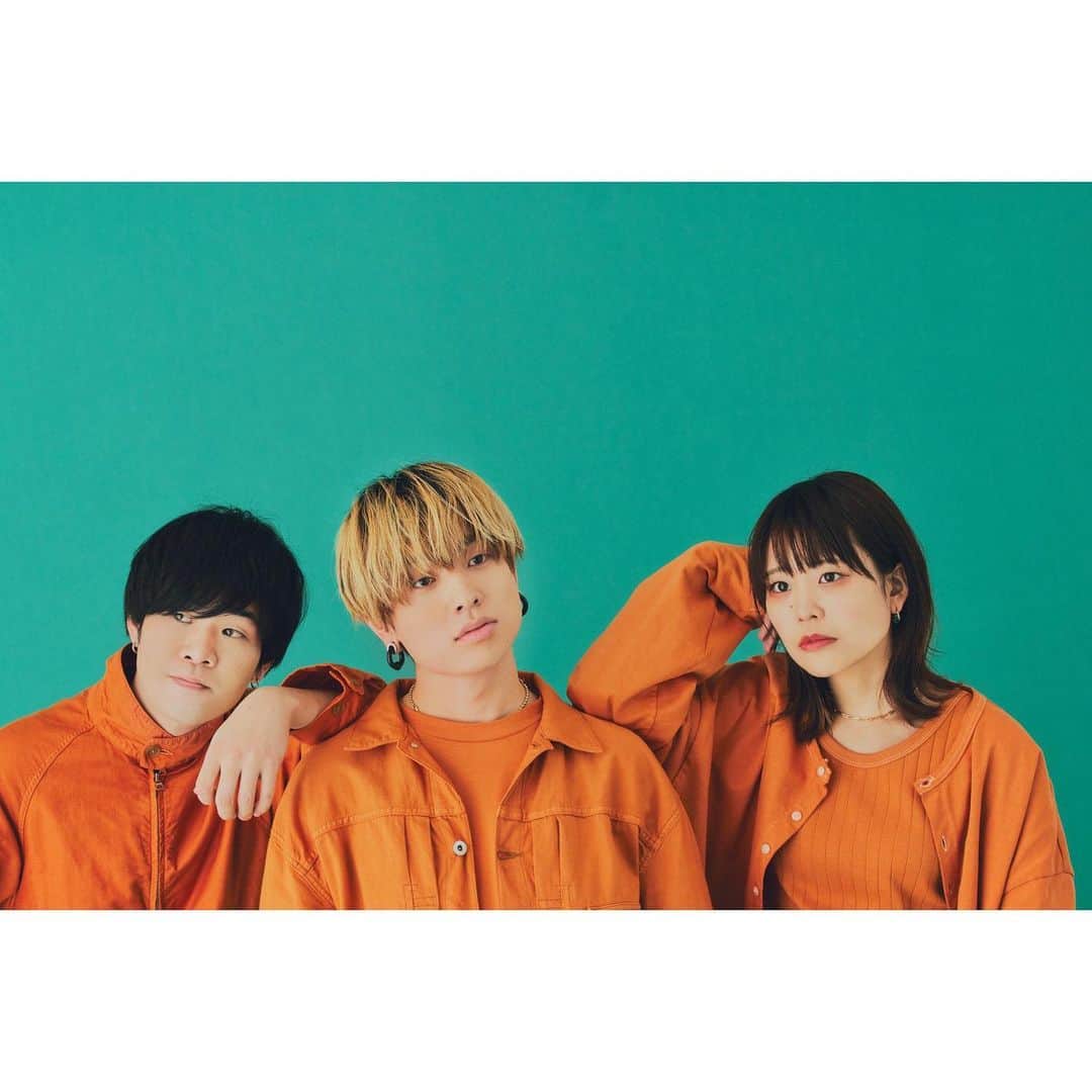 橘昌吾のインスタグラム：「Saucy Dog / New Artist Visual 7/19発売される新しいミニアルバムに先駆けて公開されたアーティスト写真のスタイリングを担当させて頂きました。メンバーと何度もやり取りして染め上げたワンオフのオレンジ衣装です。 ⁡ @saucydog0403  @sinn_sd  @sdb_akizawa  @y122dr  ⁡ photograph @tetsuyayamakawa  hair & make @hairmake_tomo  styling @shogo_tachibana  ⁡ #saucydog #artistvisual #styling」