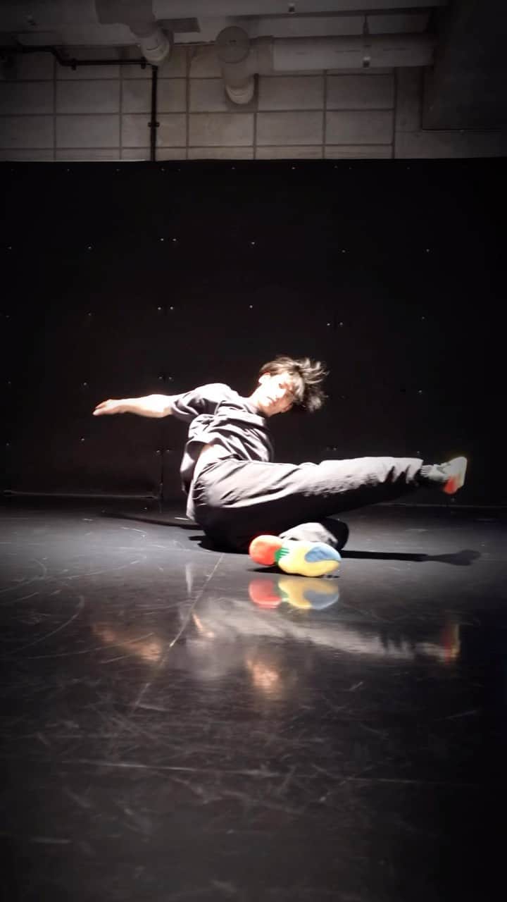 asukaのインスタグラム：「. Easy transition demonstration 🖤  How far can you catch up with me ?😎  If you try, please mention me 🔥   #dance #breaking #breakdance #bboy #powermove #powermoves #acrobatics #tricking #parkour #gymnastics #movement #capoeira #ブレイキン #超人」