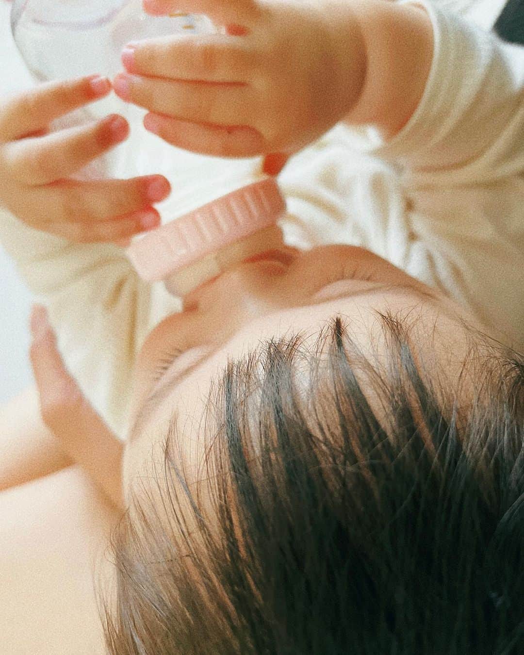 藤本真由さんのインスタグラム写真 - (藤本真由Instagram)「#goodmorning ☀️  👶うぅー飲み過ぎたぁ🍼 ってゆっています。笑  #赤ちゃんのいる生活  #ゴールデンウィーク  #子育てママ #ぱっつん前髪  #癒しの時間 #女の子ベビー」5月3日 10時12分 - mayusuke25