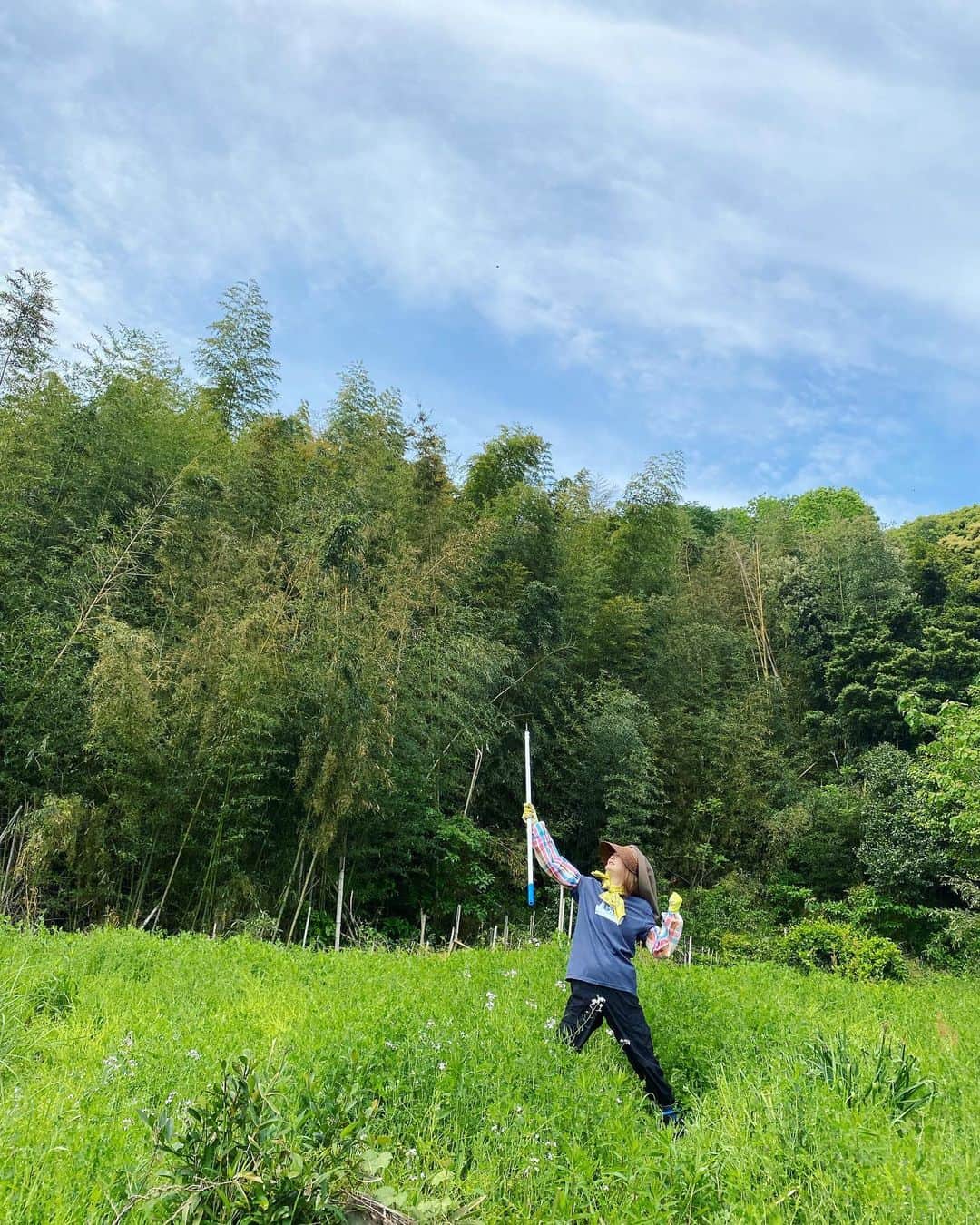 野本かりあのインスタグラム：「よし‼️ルカTシャツ着て出陣ぢゃ❣️ #草刈りに #帽子やアームカバーはホームセンターにて」